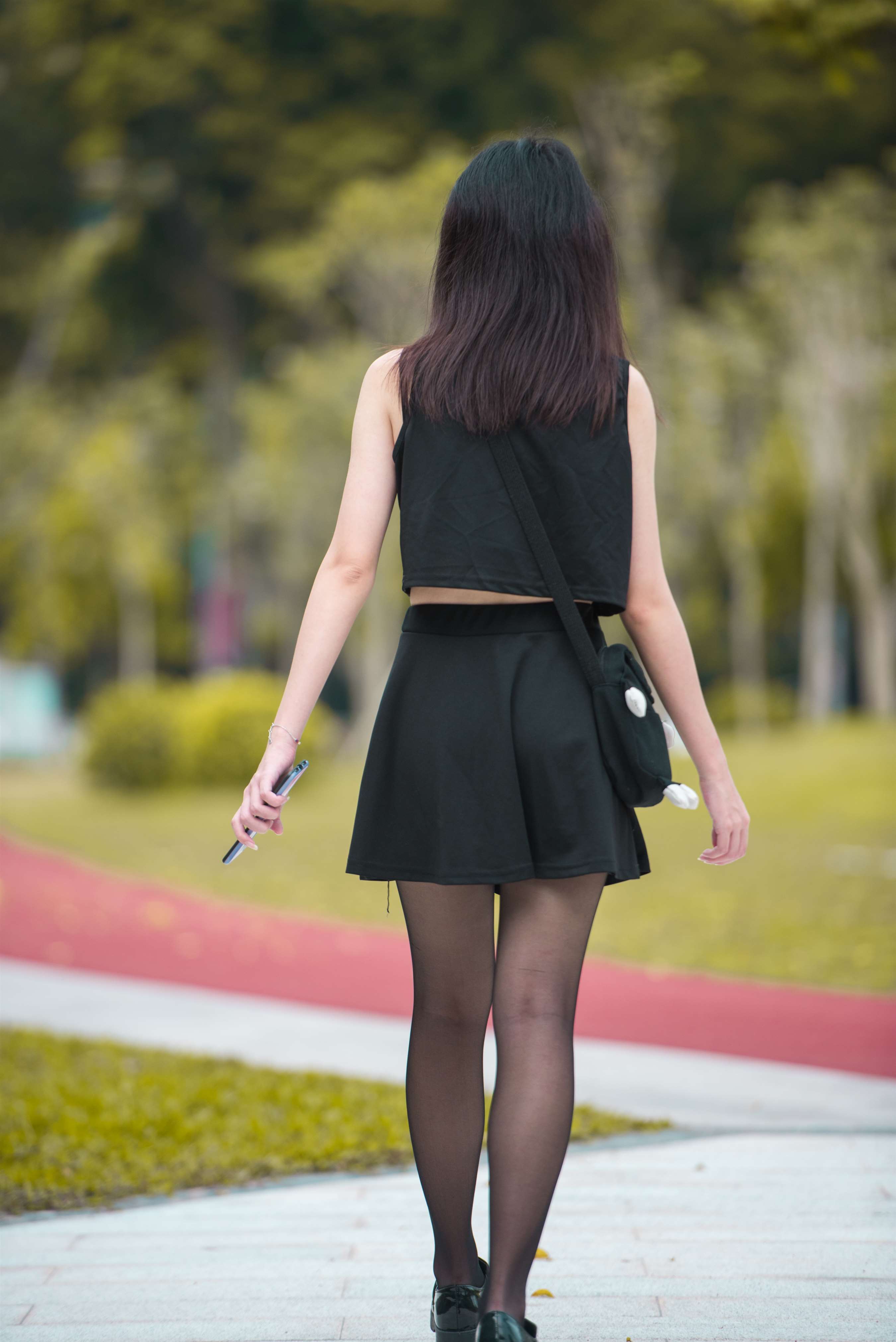 《绿道上的黑丝脚》作品图