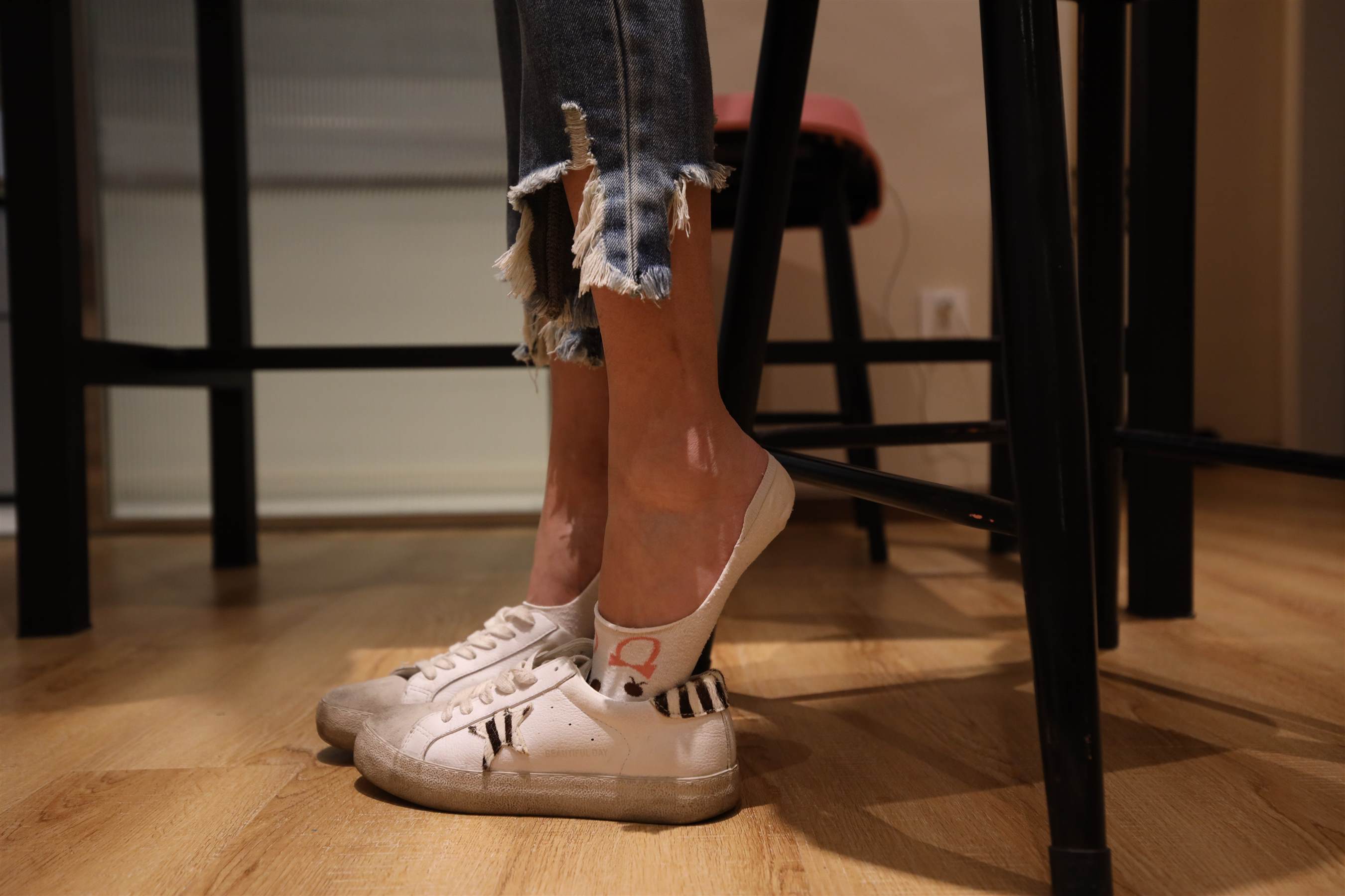 《脏脏的板鞋船袜の裸足脚丫》作品图