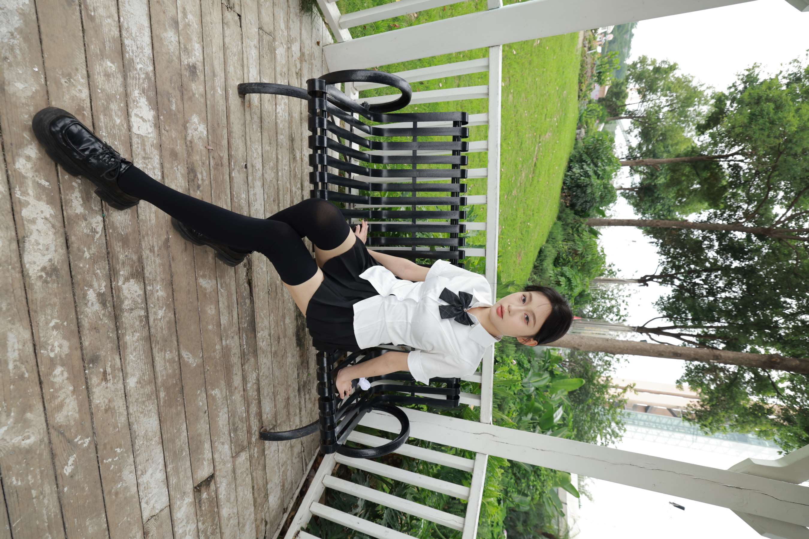 《妍妍皮鞋脱黑丝展嫩足》作品图