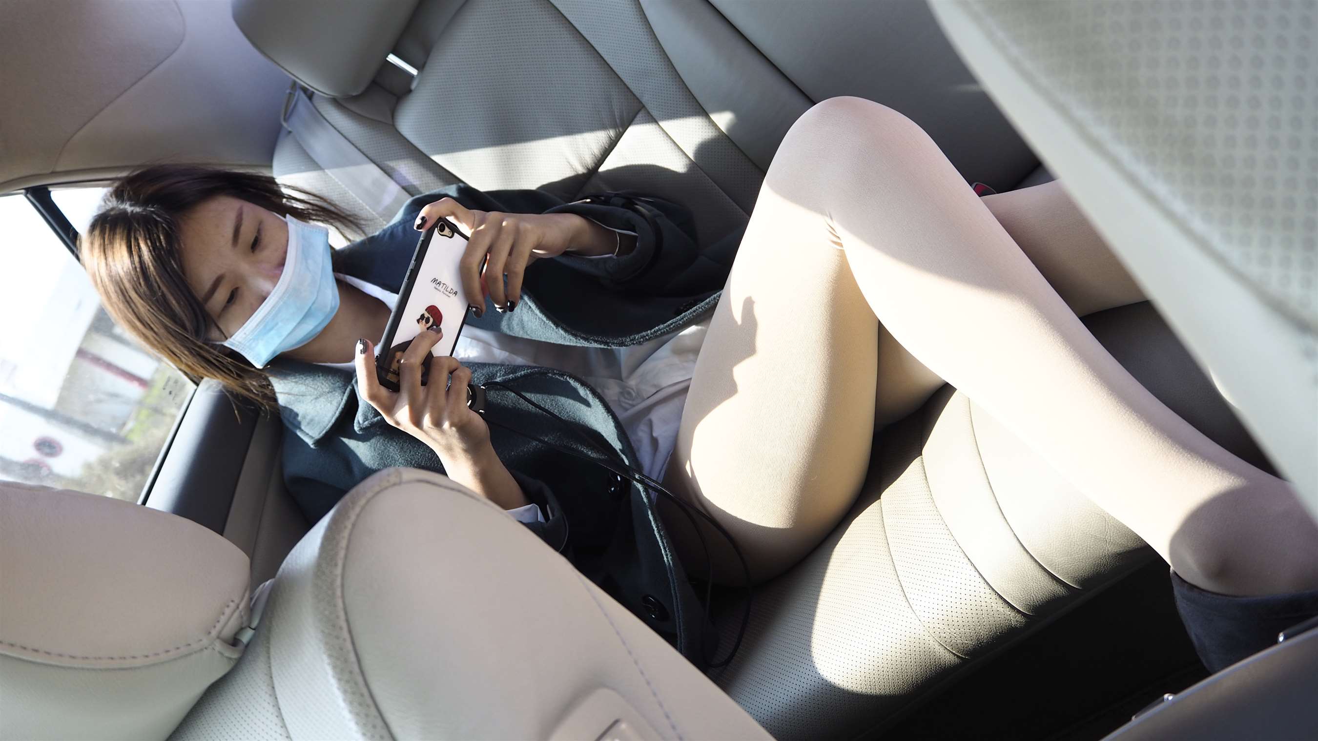 《车上的丝足》作品图