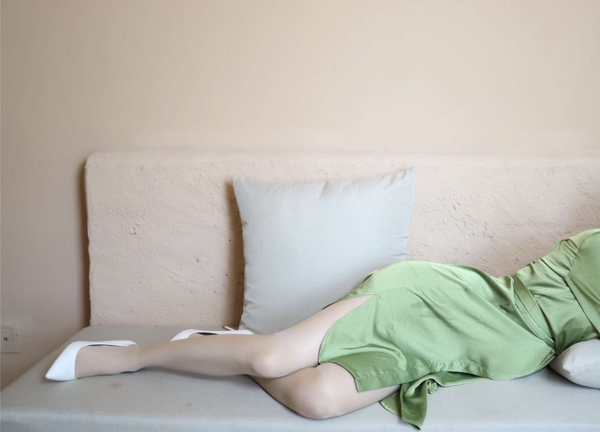 《绿色连衣裙の高跟丝足》作品图