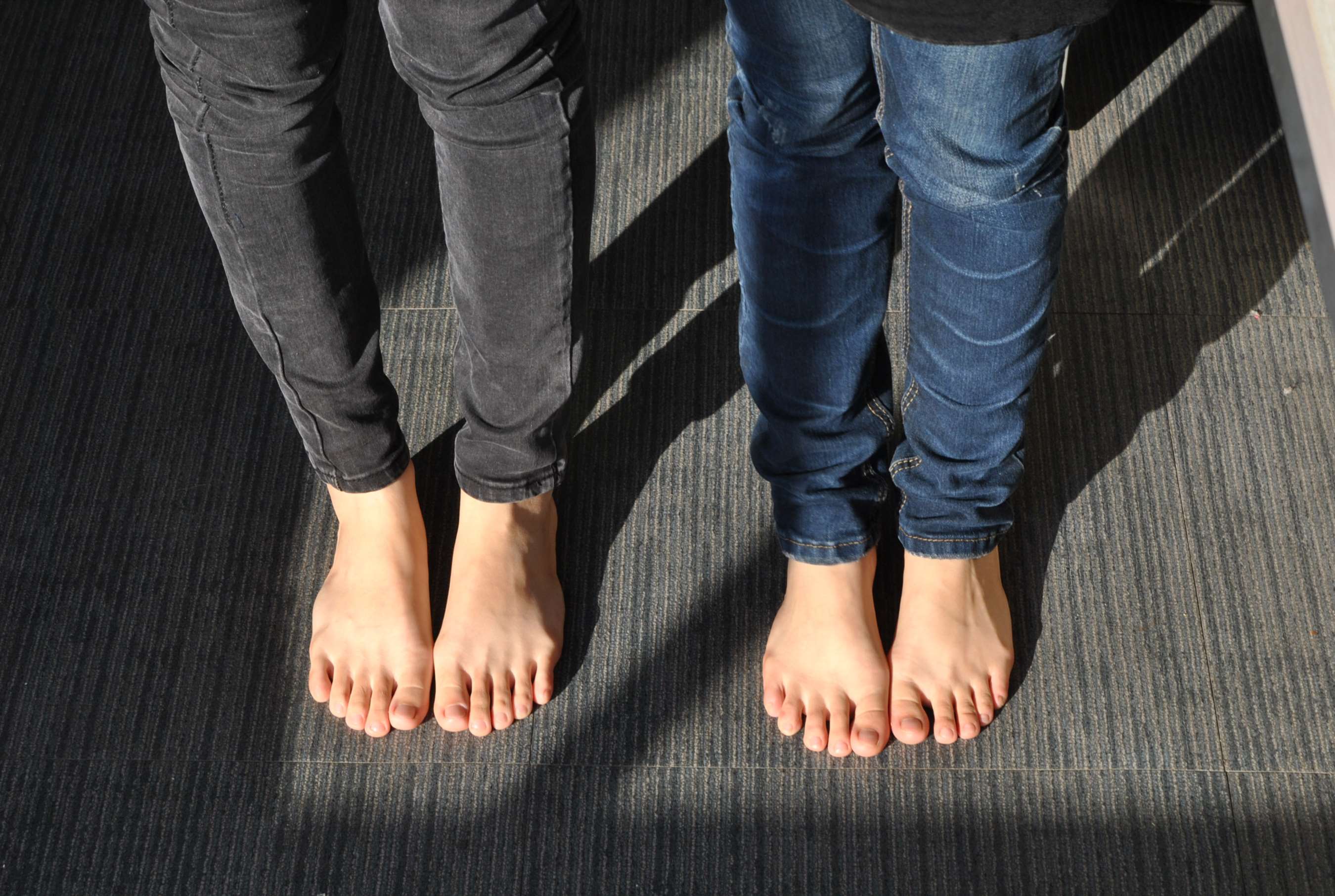 《两个清纯的大学生在脚斗》作品图