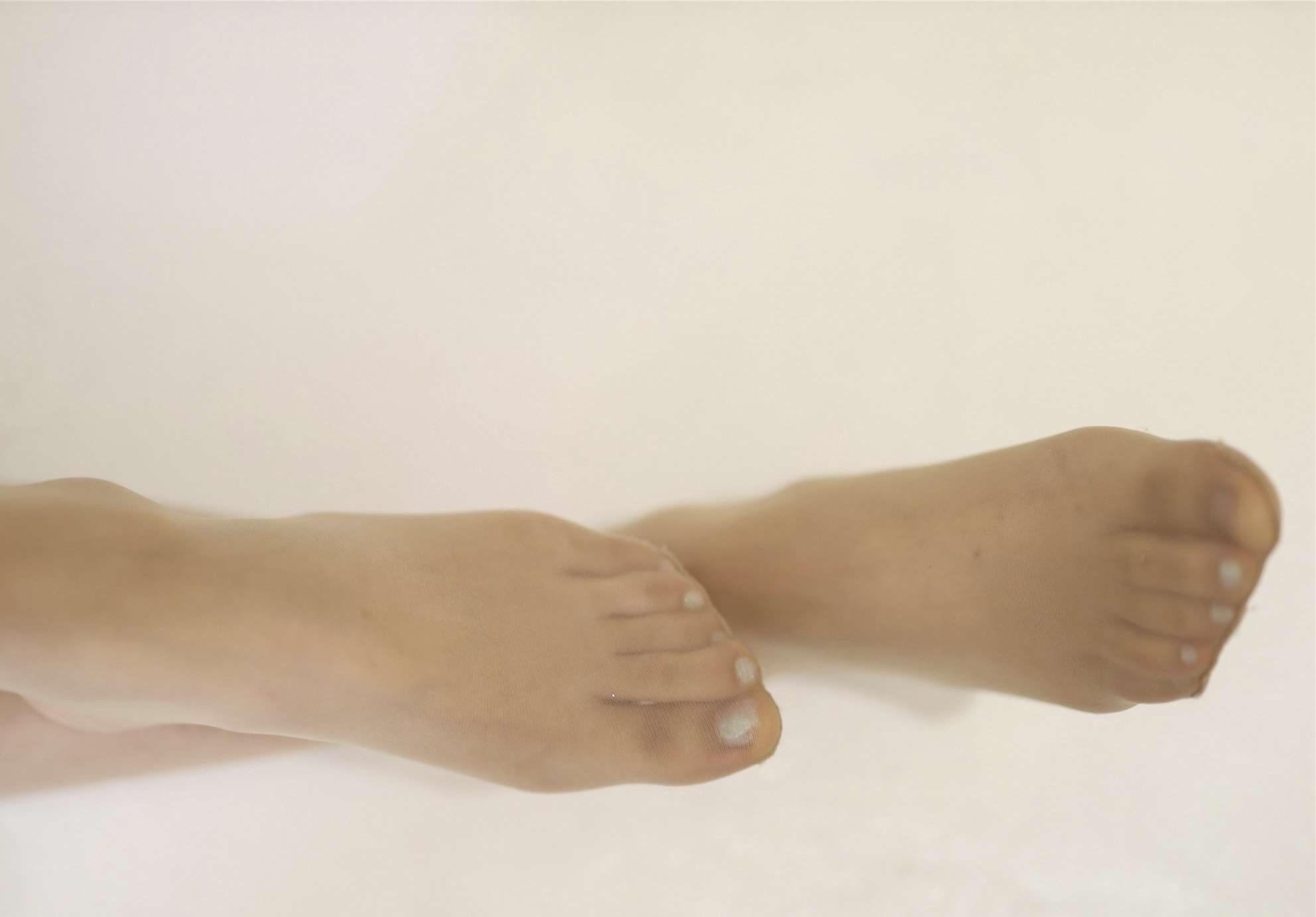 《白裙の丝足》作品图