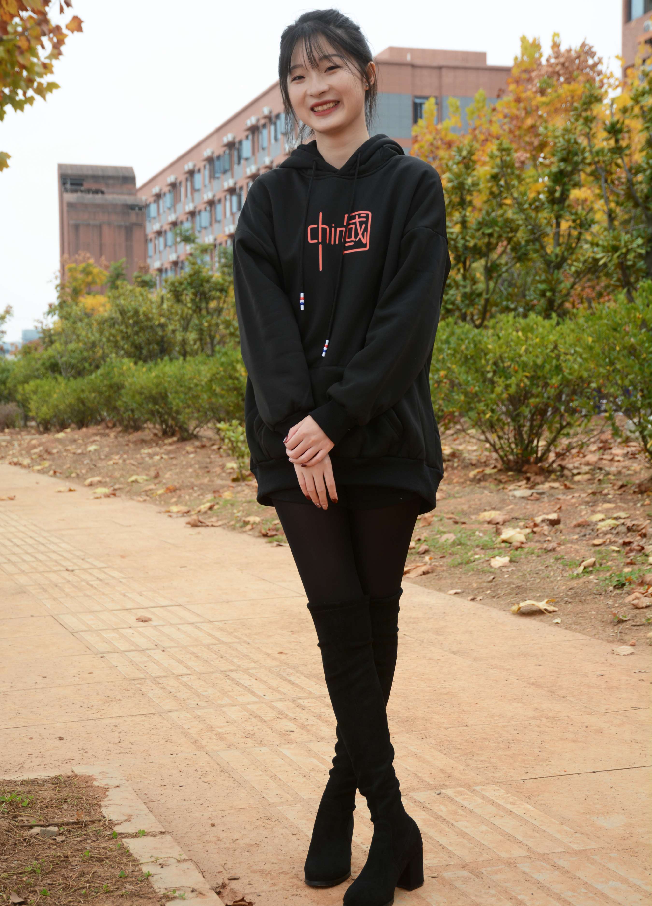 《安妮 浅看红枫》作品图