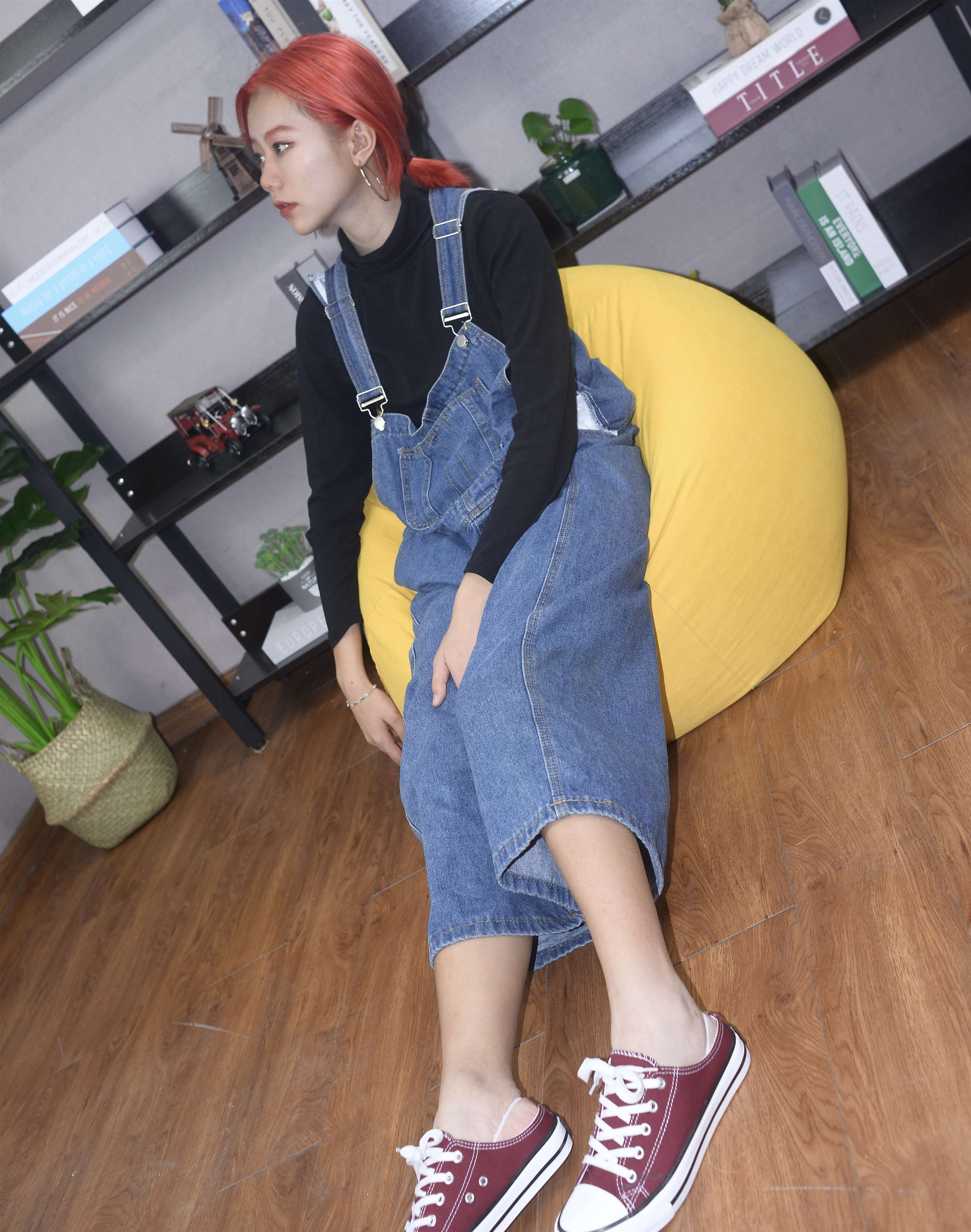 《红发少女帆布鞋の船袜脚【视频1个网盘下载】》作品图