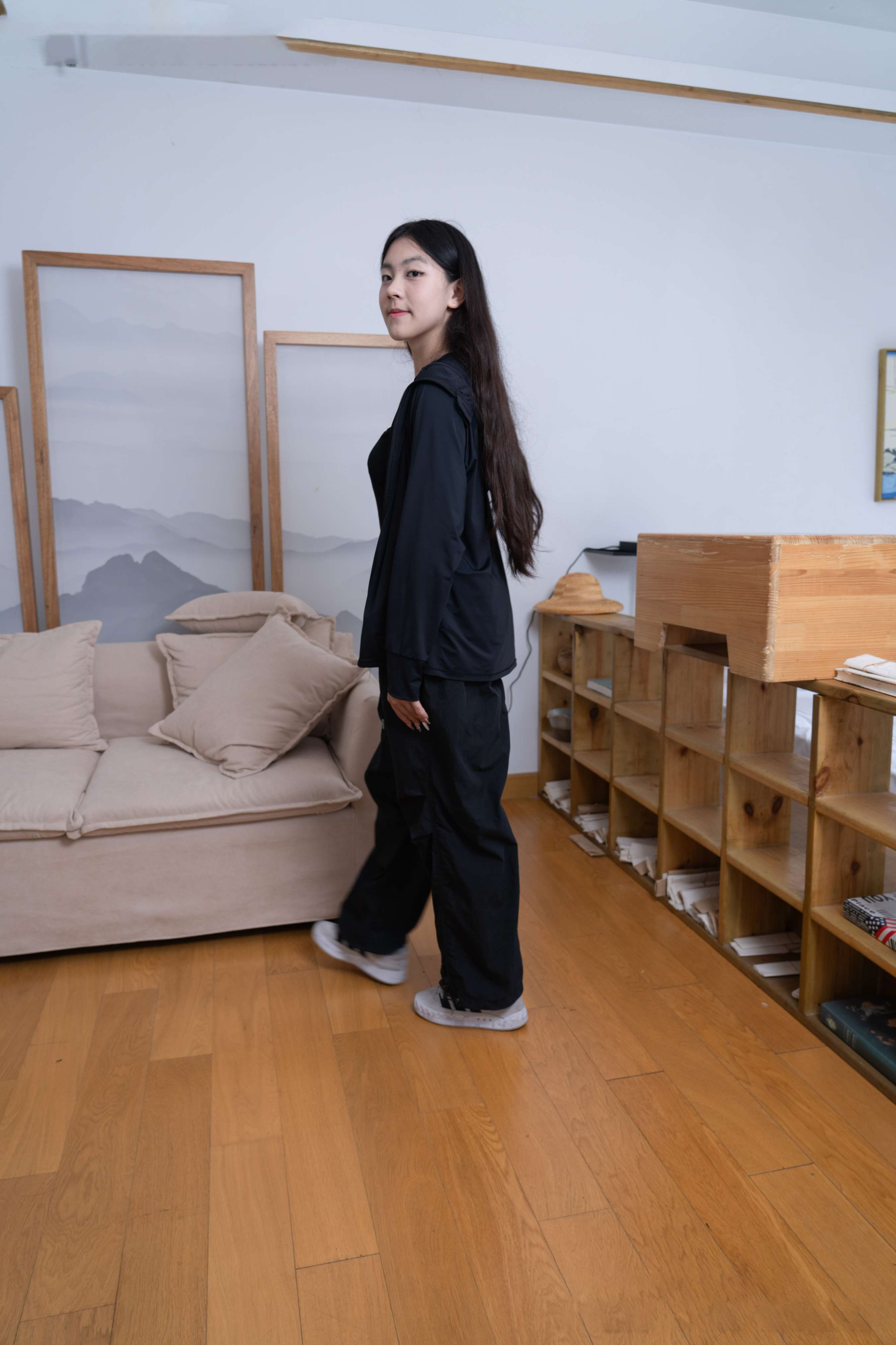 《小云-板鞋、黑棉袜、裸足、剪指甲泡脚剧情》作品图