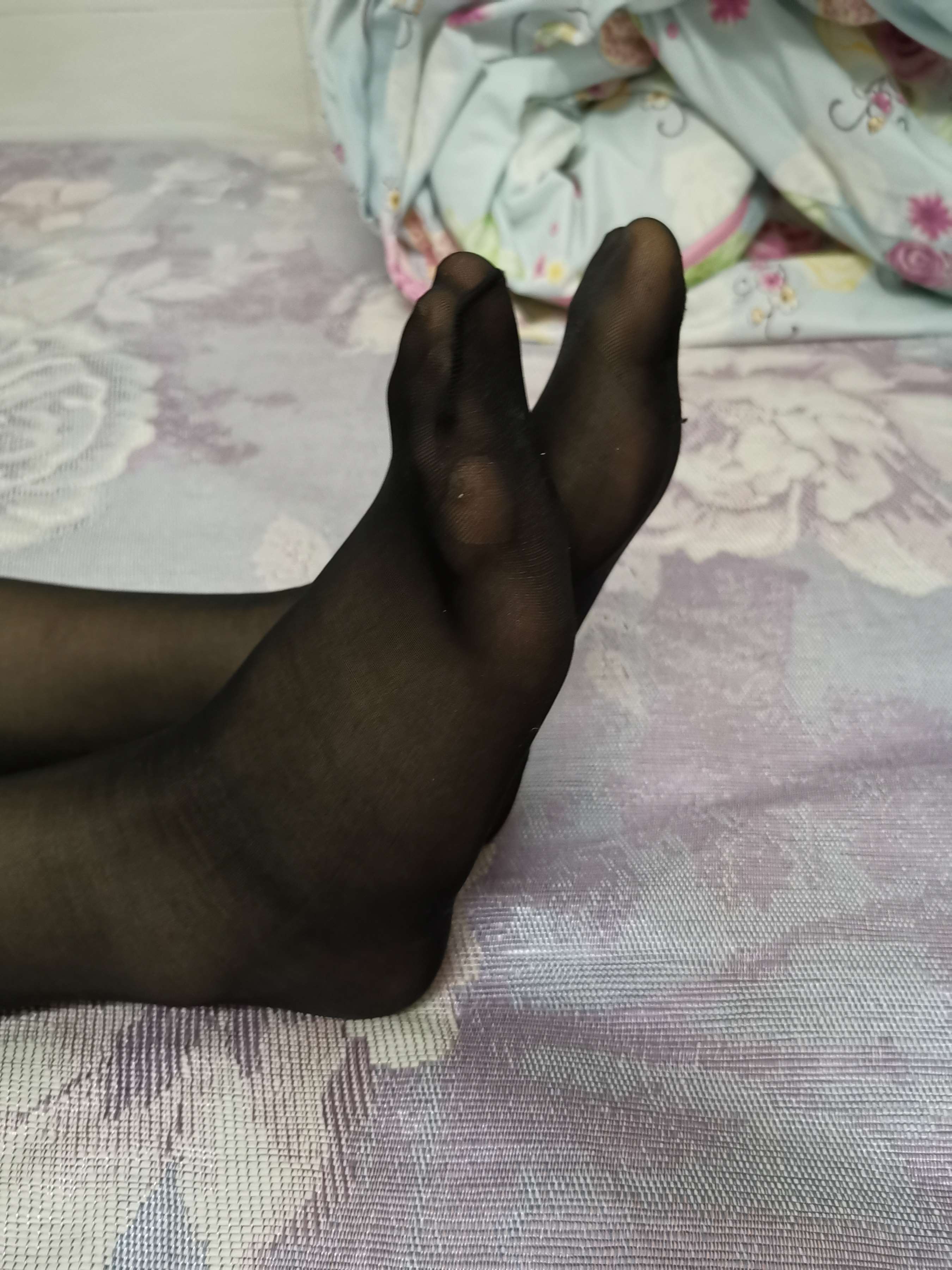 《Lucky脱黑丝展嫩足》作品图