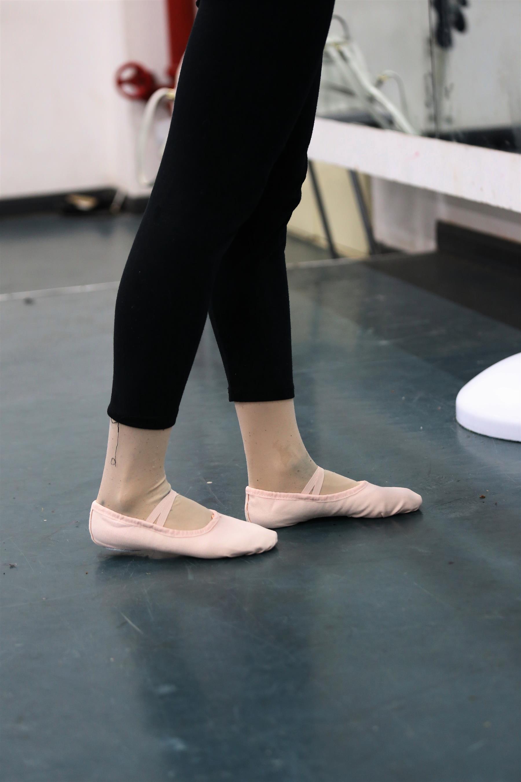 《舞后脏脏的丝袜脚+视频2个》作品图