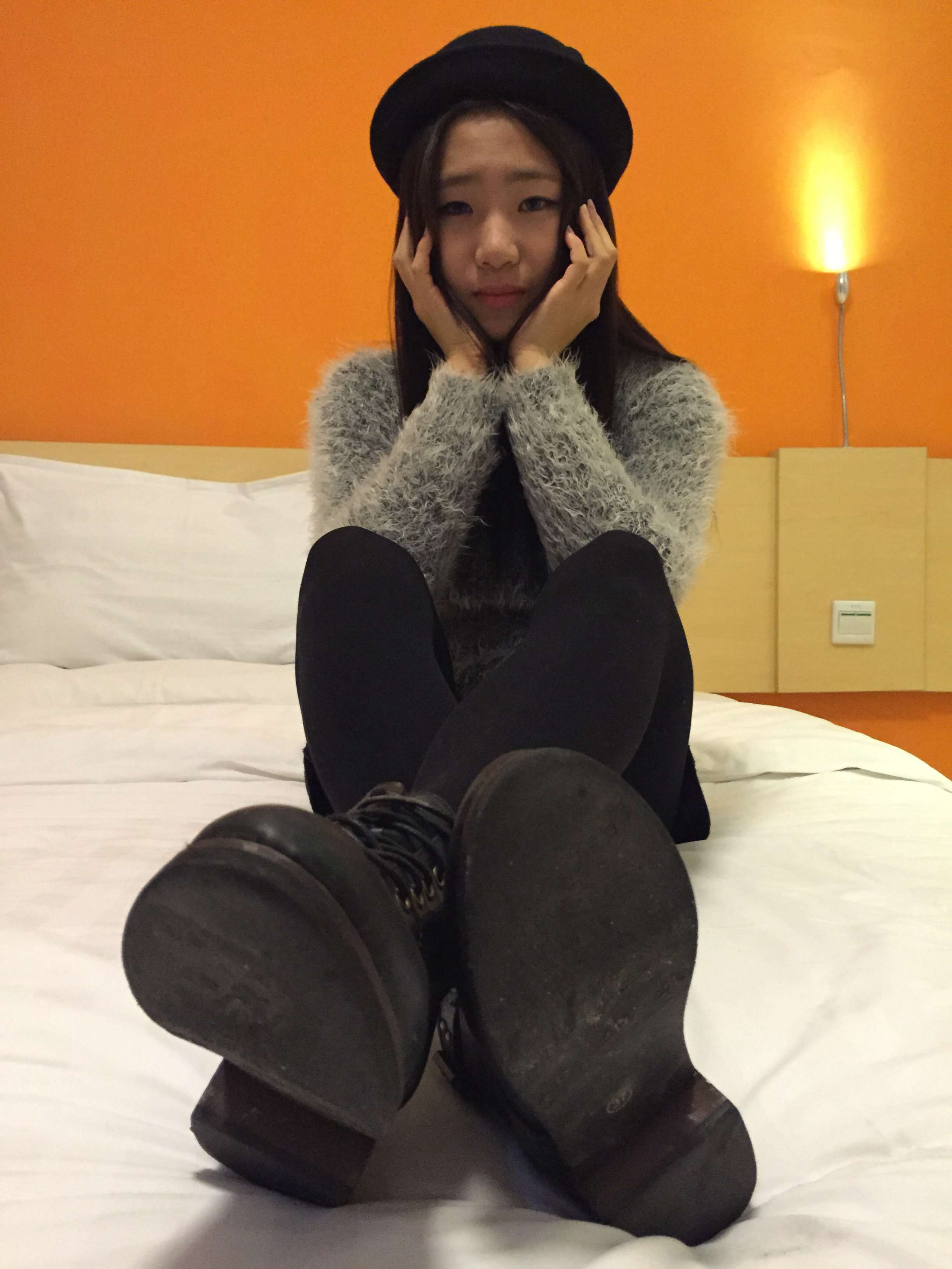 《开洞黑丝脚丫》作品图