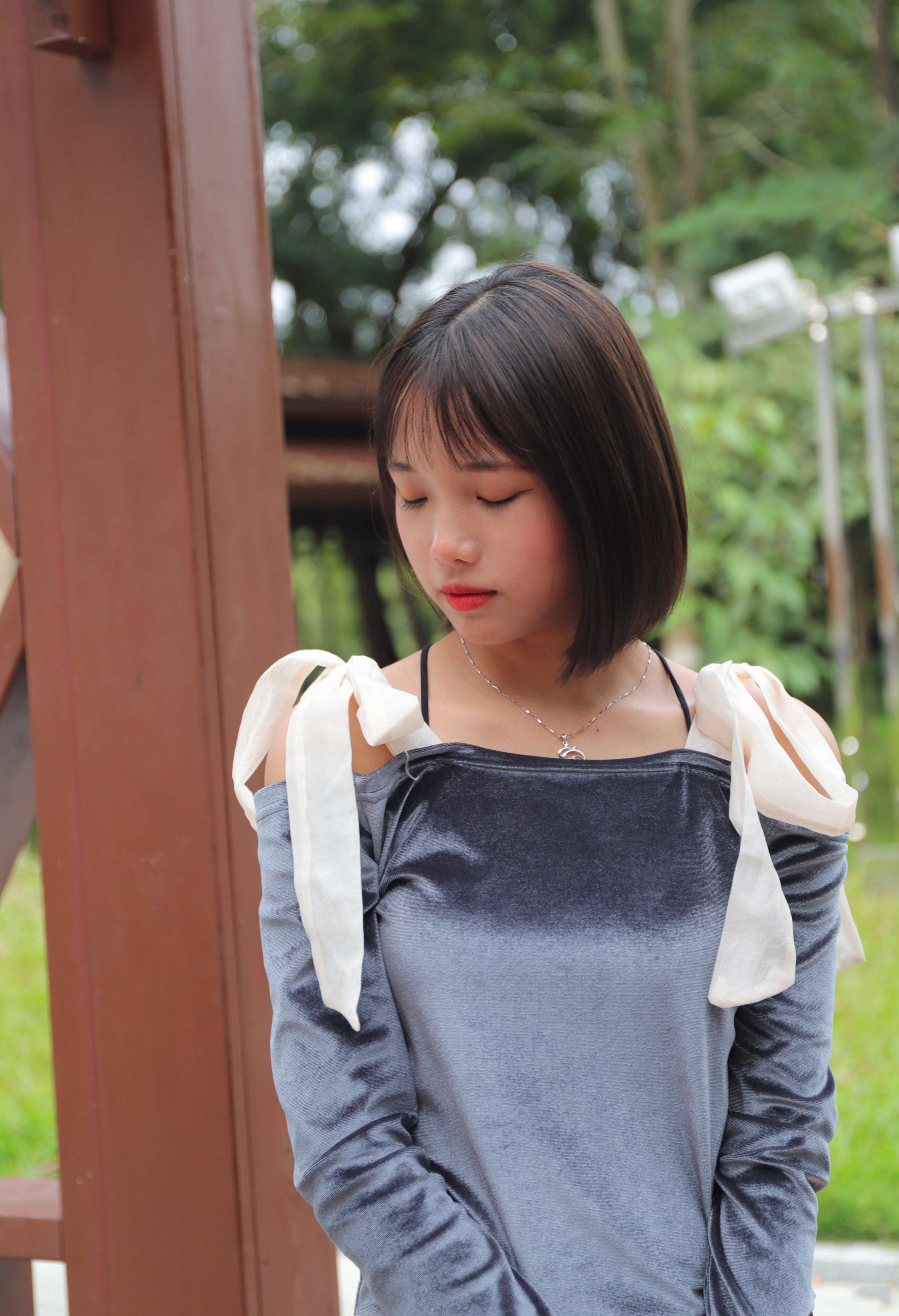 《师妹丽丽长廊展示38码脚丫》作品图