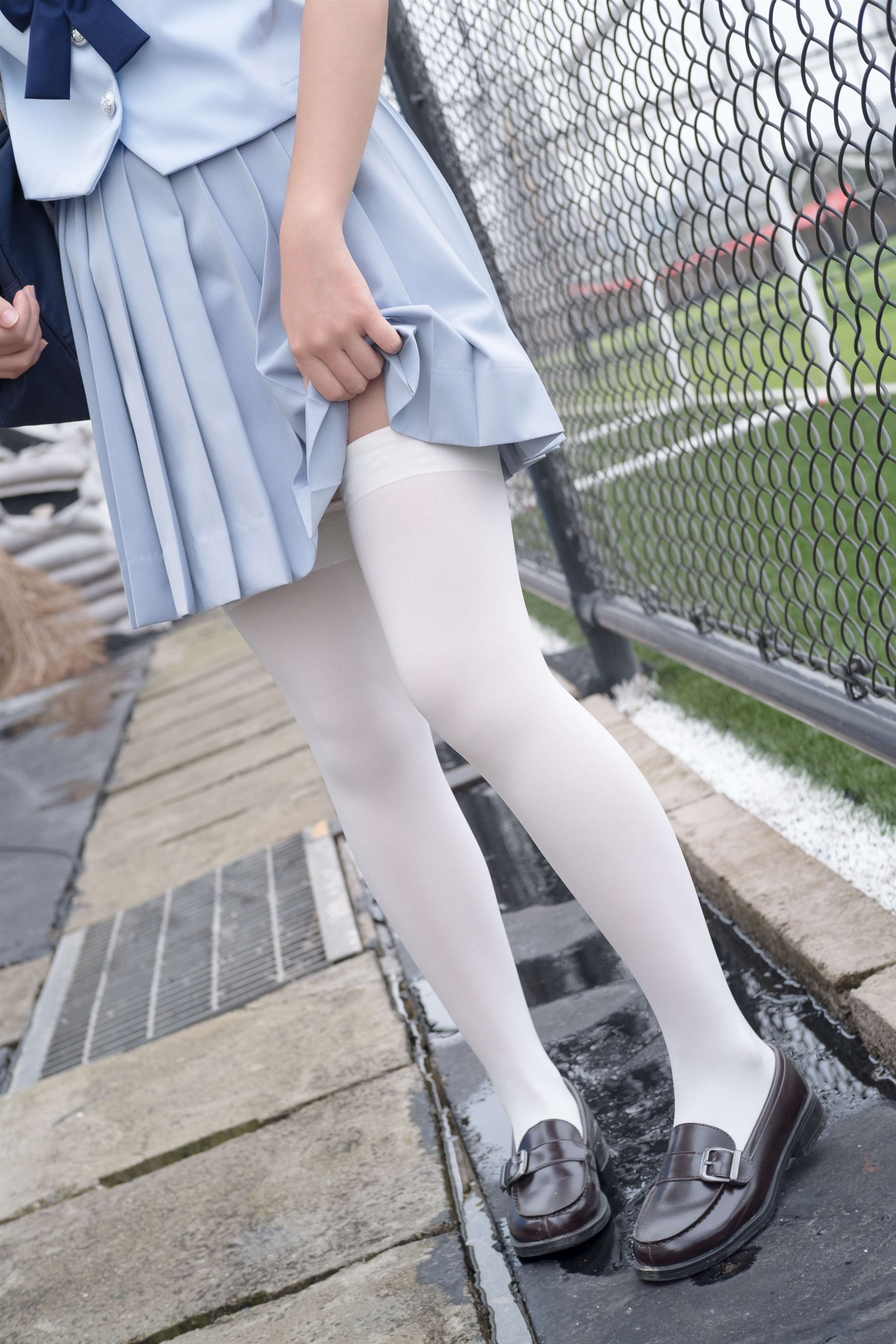 《蓝色JK制服の白丝脚丫》作品图