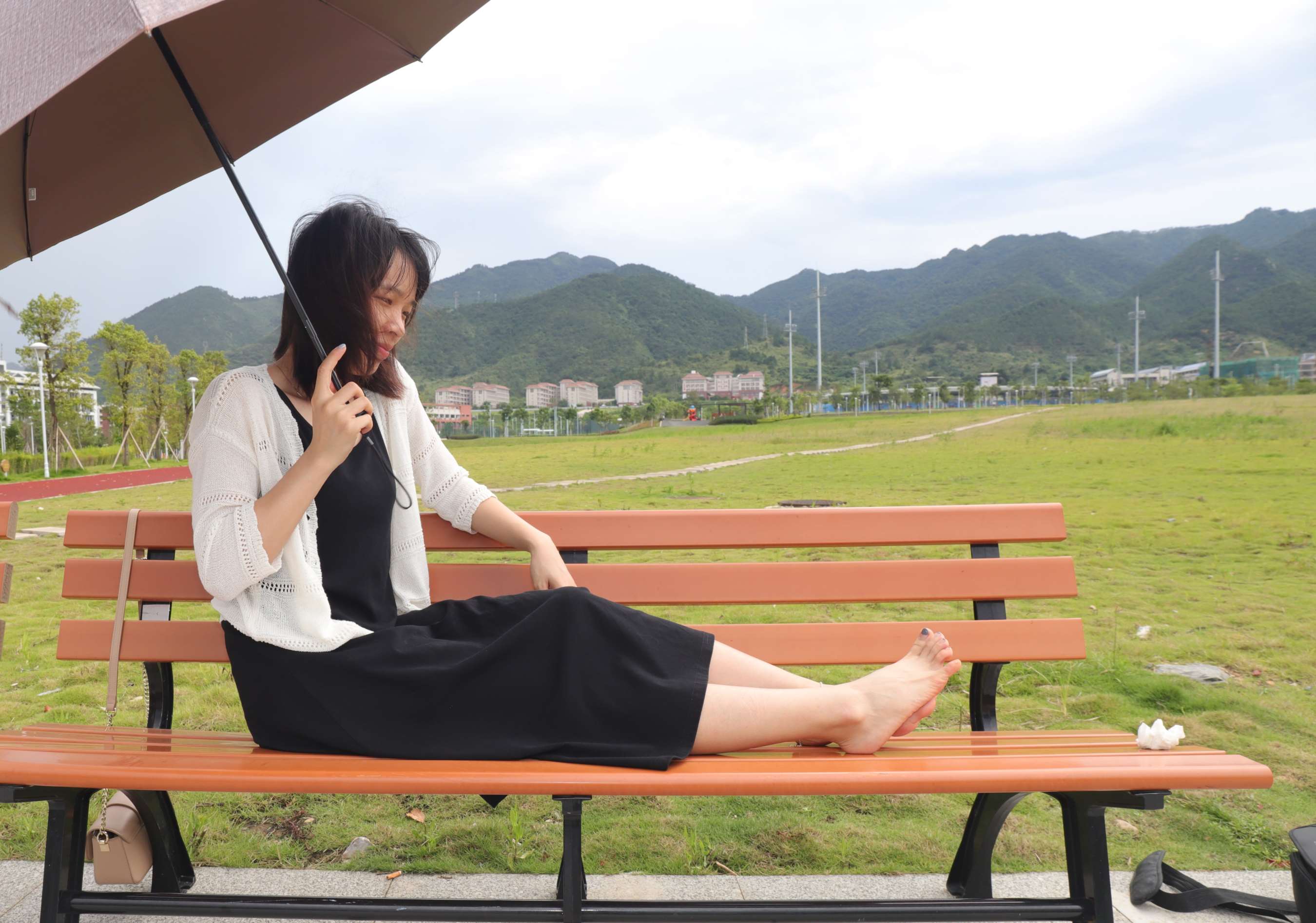 《蓉蓉在椅子上秀脚丫》作品图