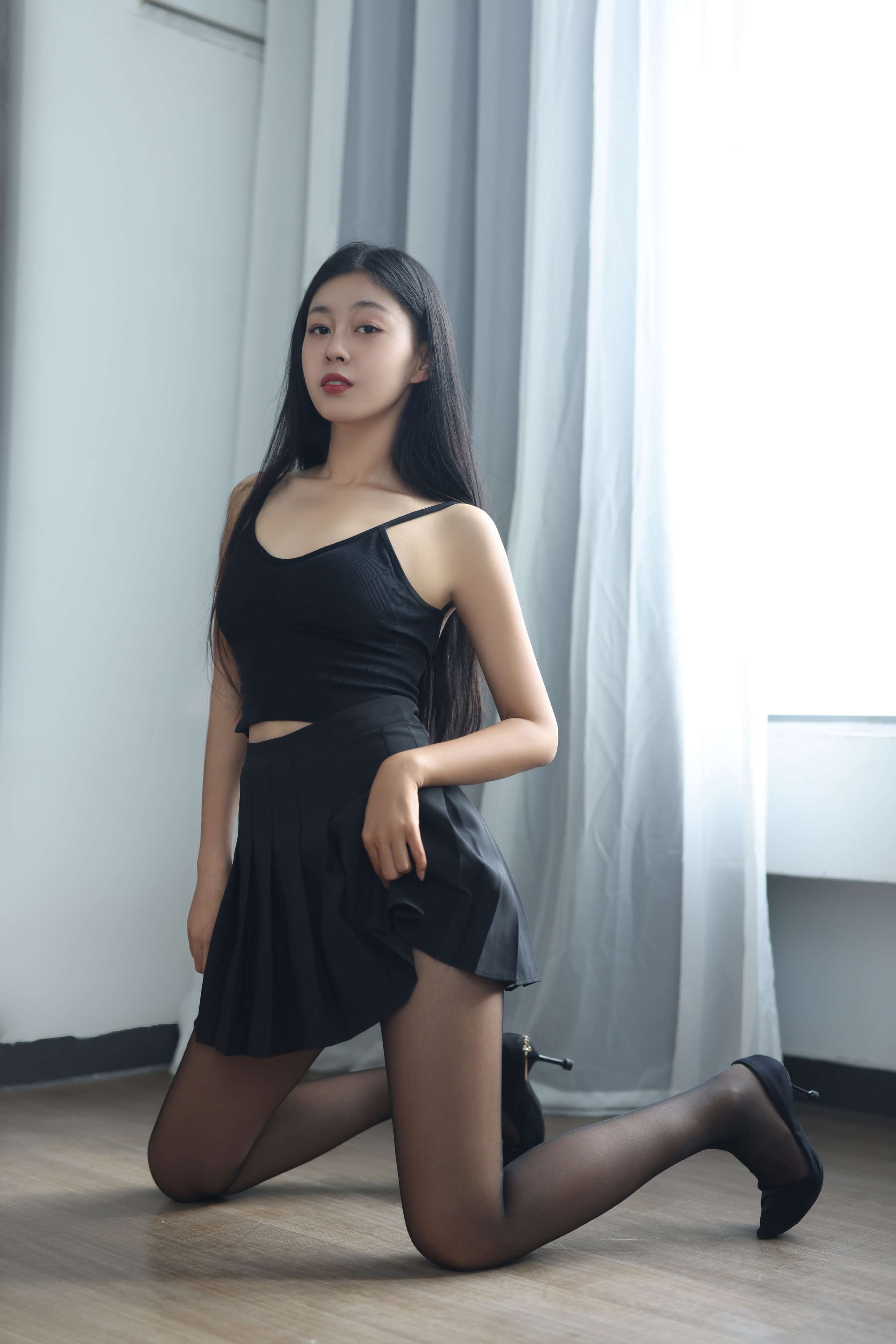 《亚楠高跟の黑丝足》作品图