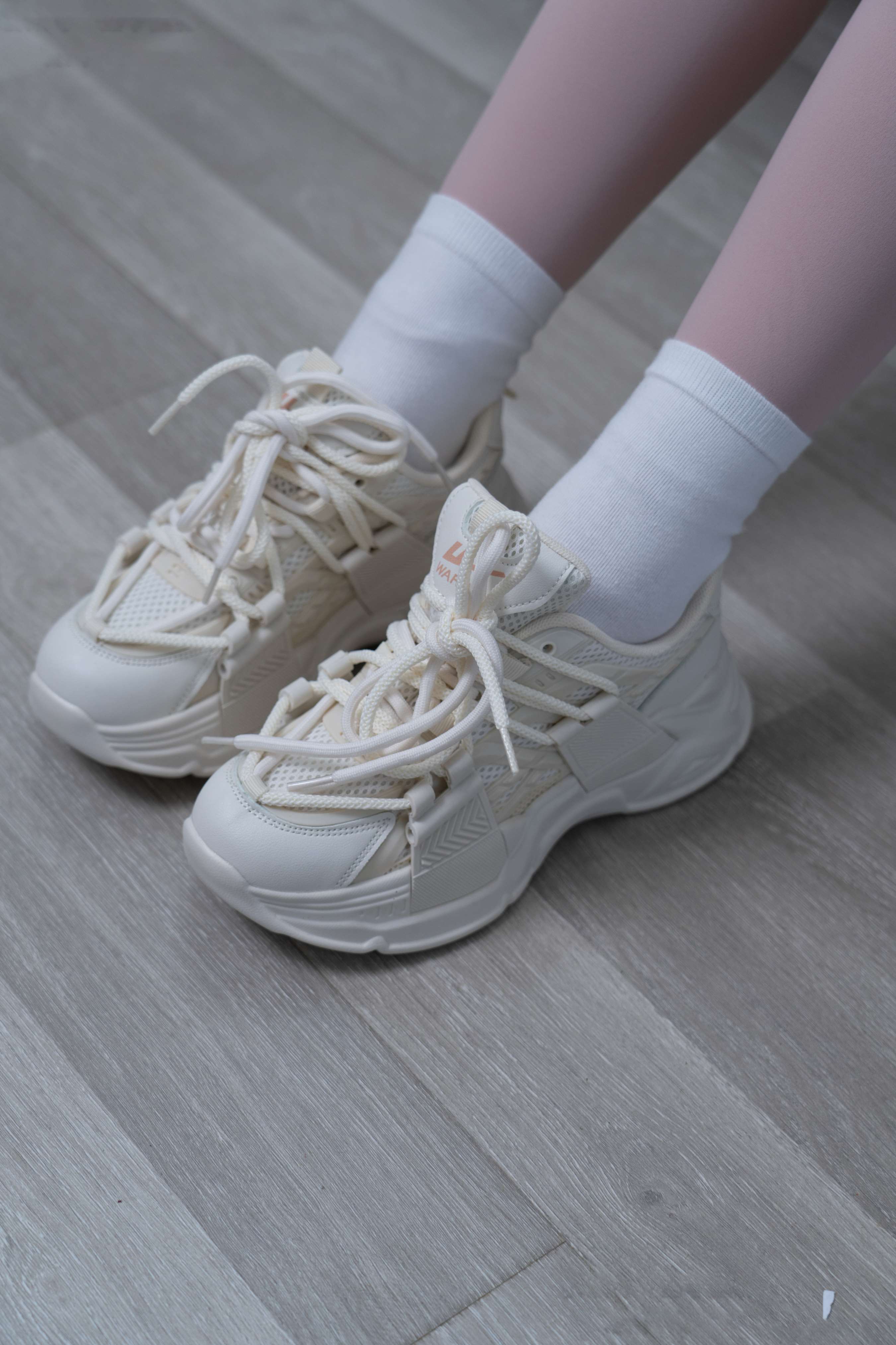 《璇璇-瑜伽裤、运动鞋、白棉袜、裸足》作品图