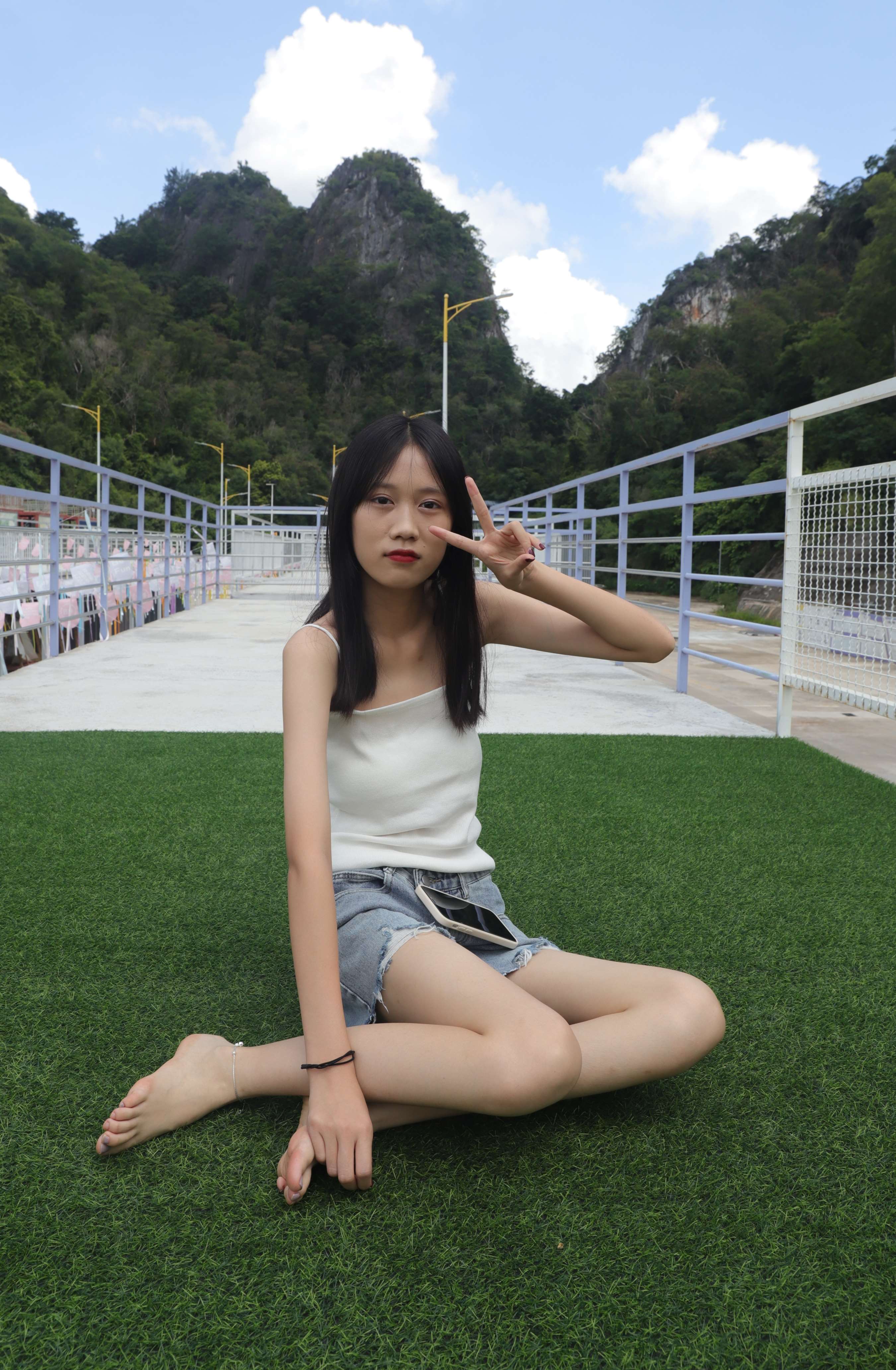 《终于哄得表妹拍了套吊带脚丫图》作品图