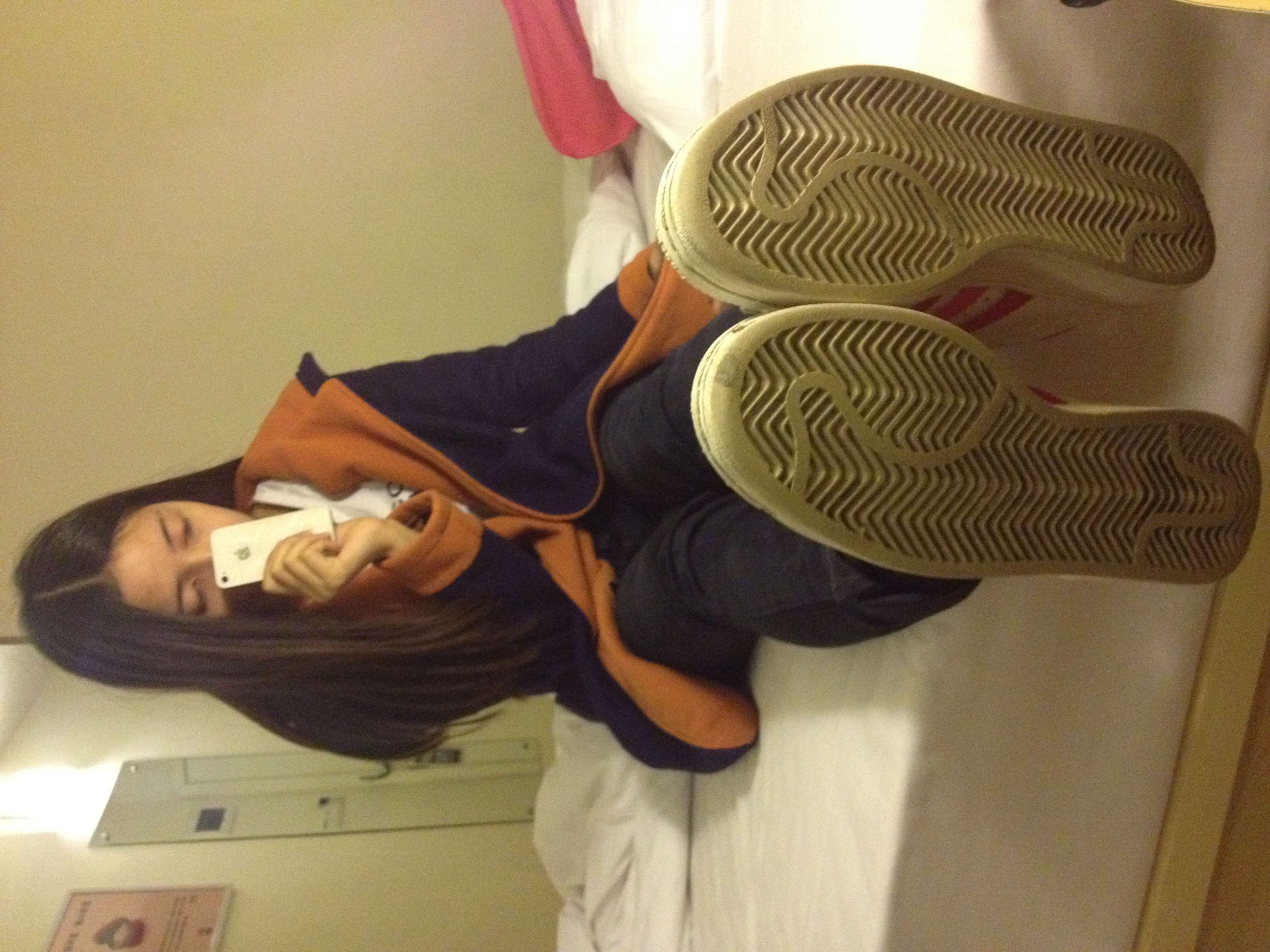 《旅馆yue拍赤足穿板鞋》作品图