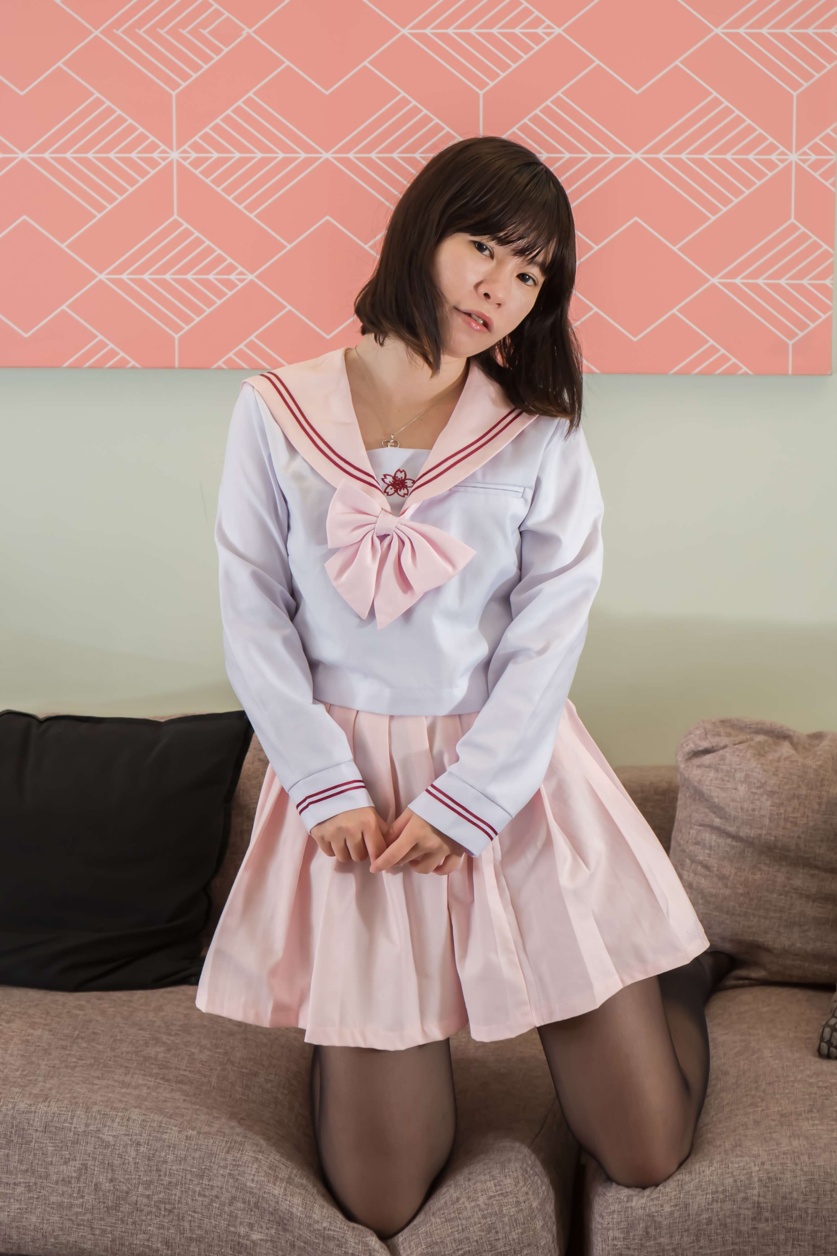 《粉红JK小羚脱黑丝展嫩足》作品图