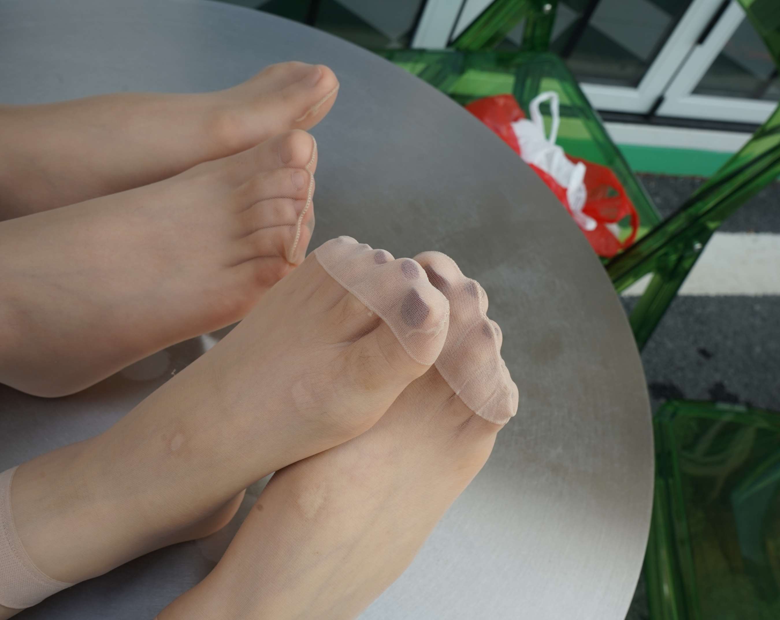 《小凤与小霞两学妹秀丝袜脚》作品图