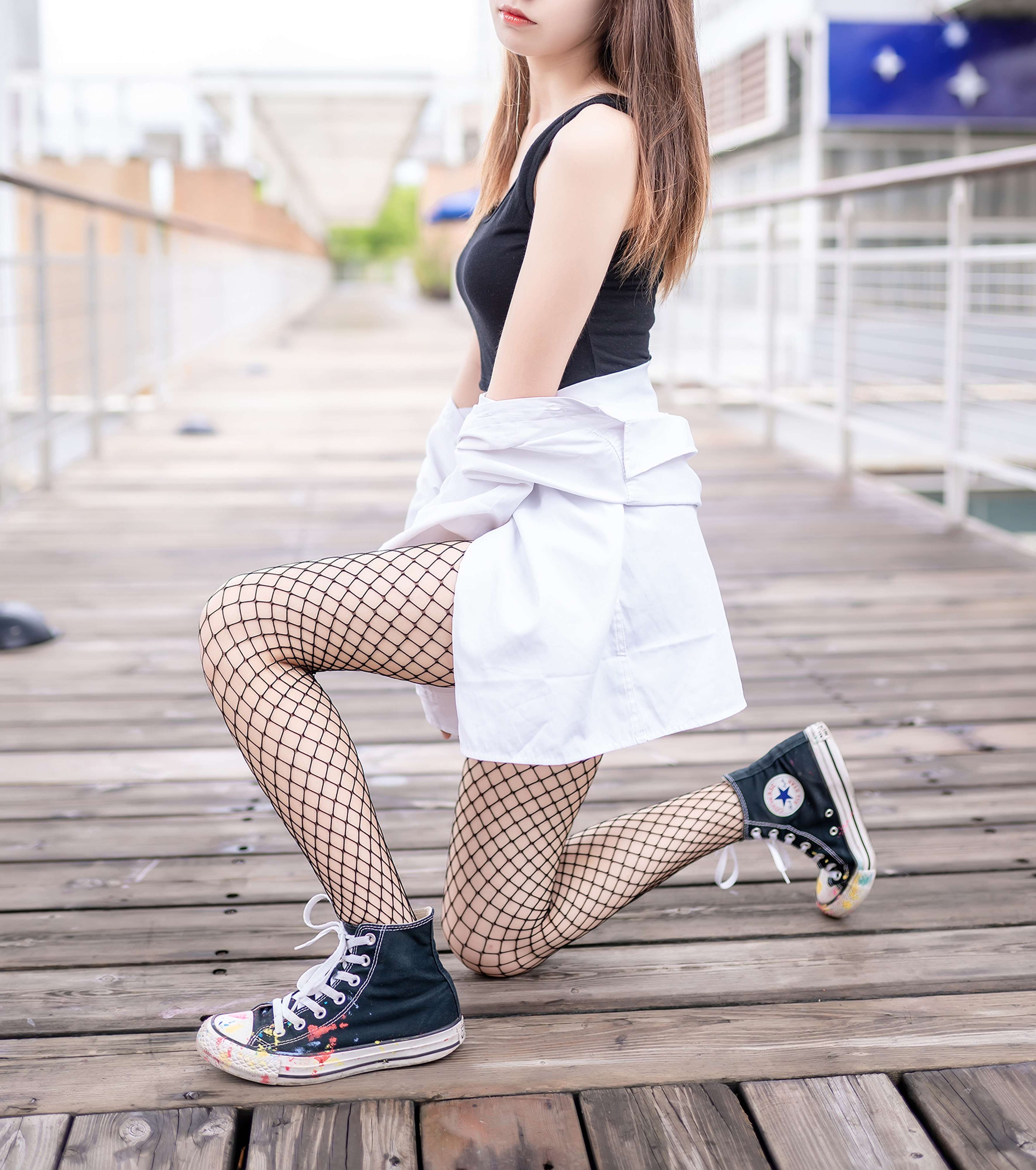 《高帮帆布鞋の网袜脚丫》作品图