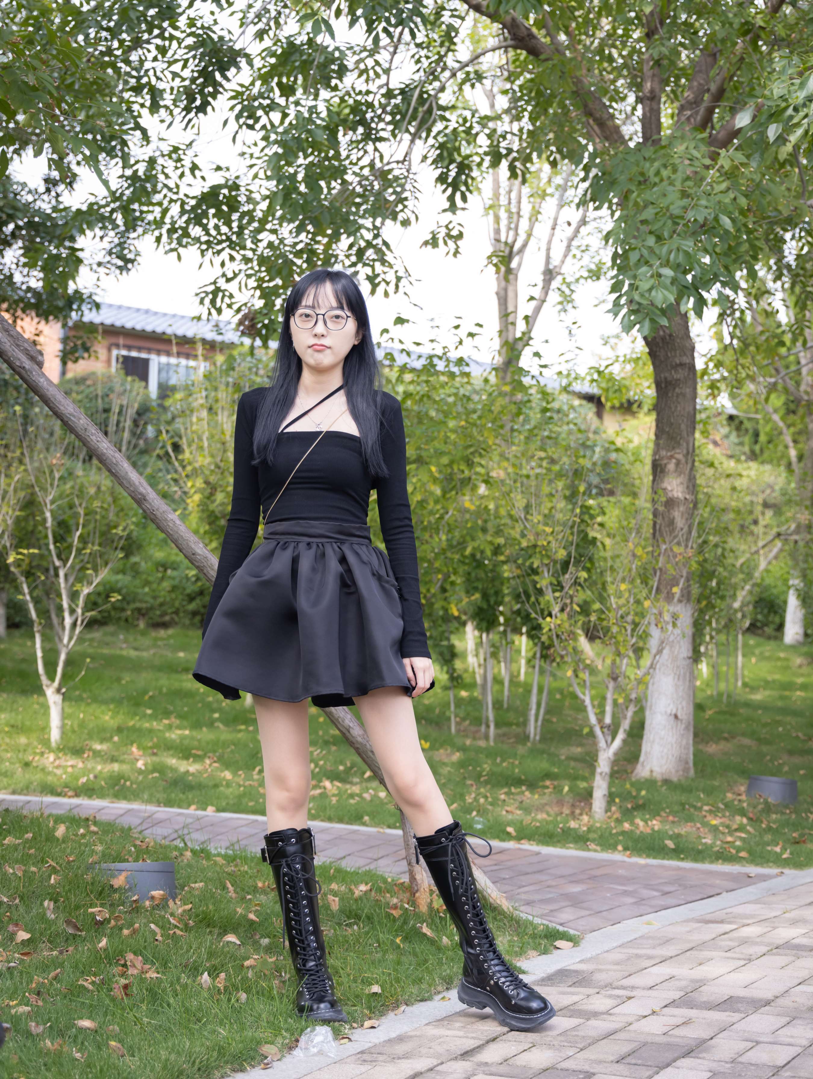 《眼镜学妹的长靴丝足》作品图