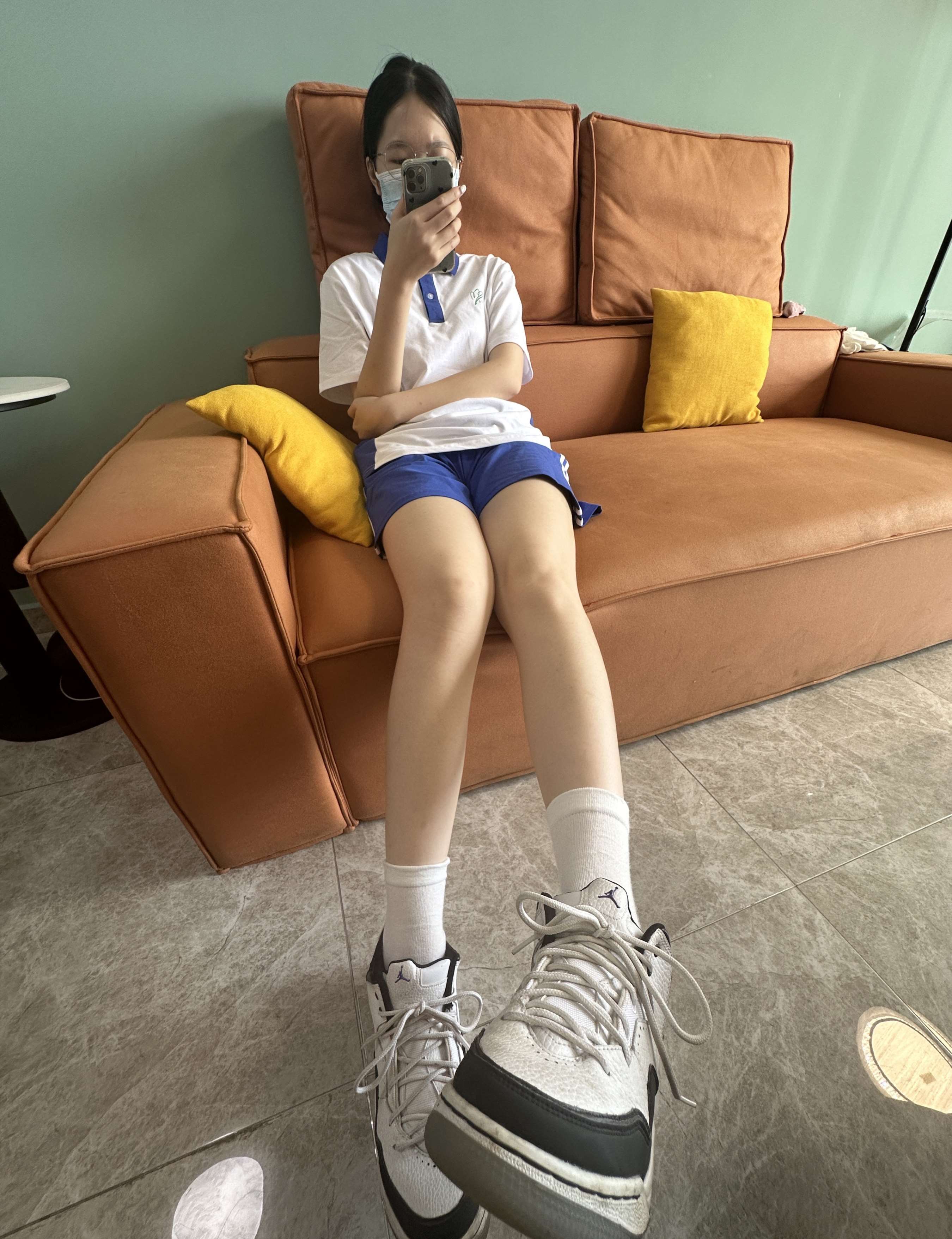 《深圳校服学妹展嫩足》作品图