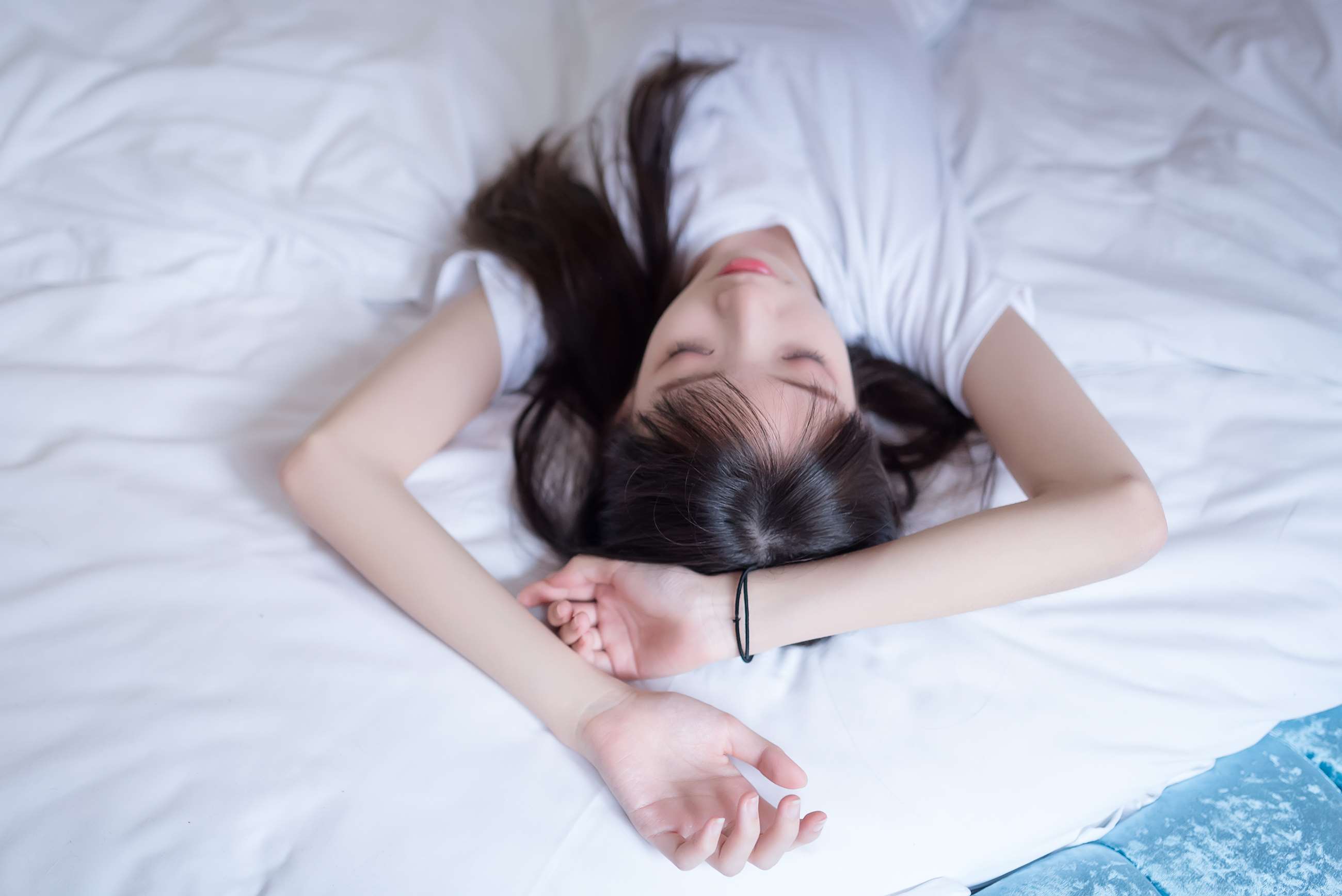 《热裤赤足少女》作品图