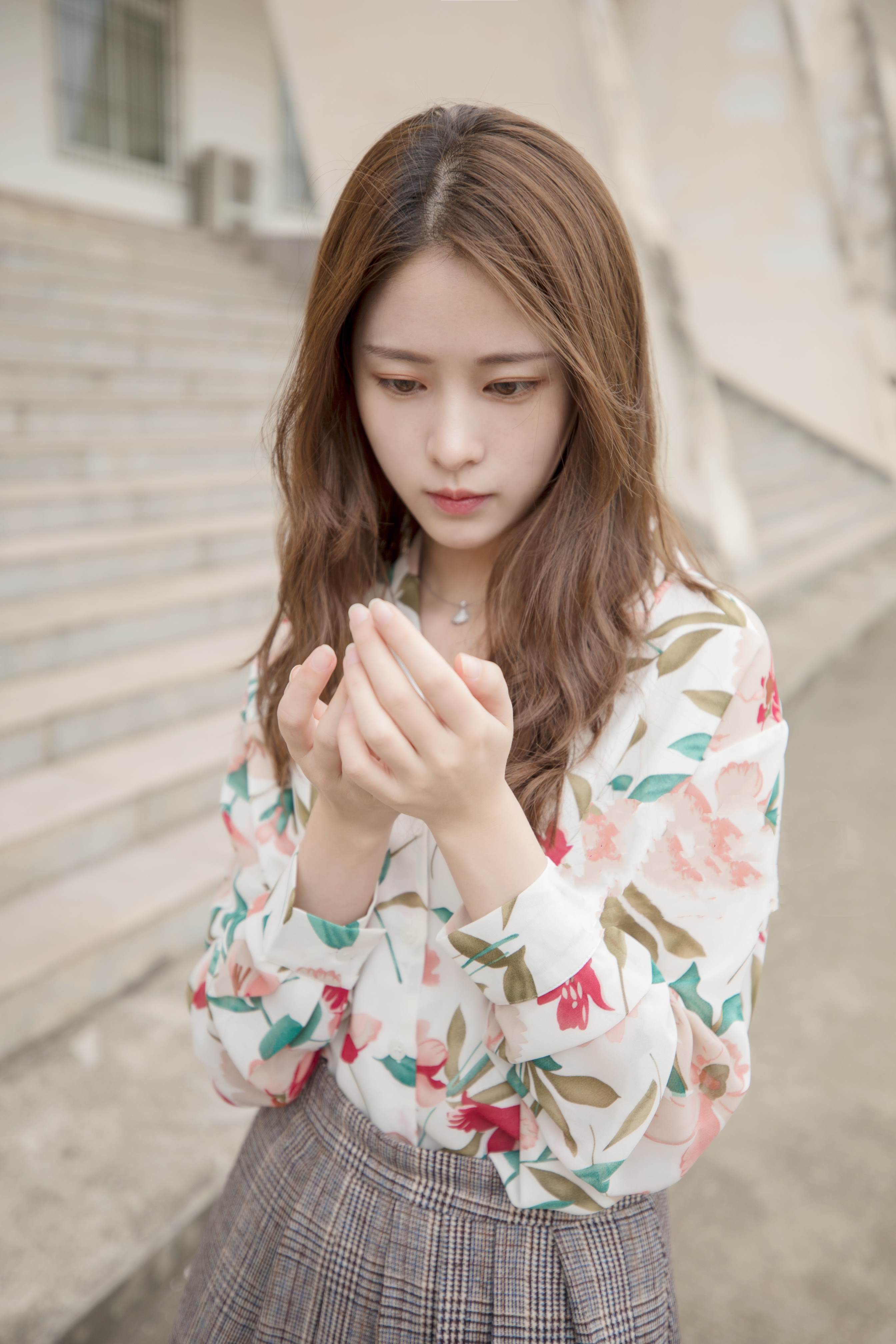 《碎花衬衣の板鞋丝脚丫+视频1个》作品图