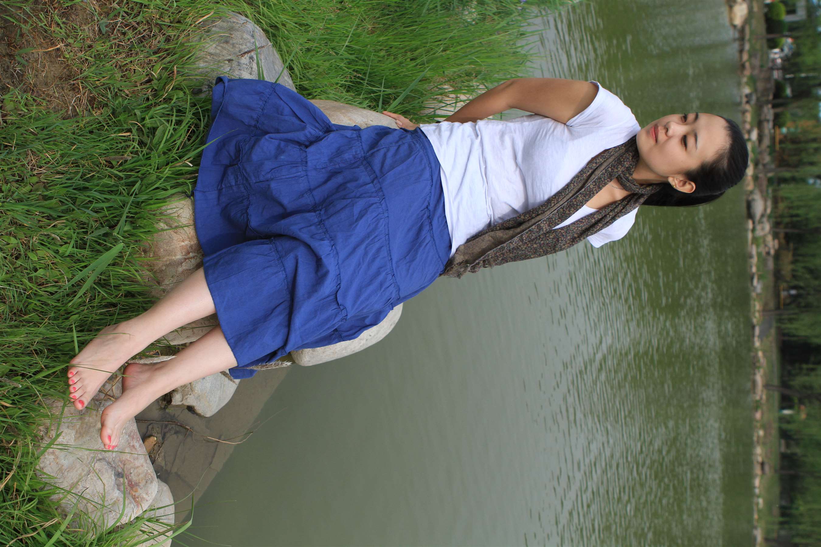 《公园蓝裙少女裸足脚丫》作品图