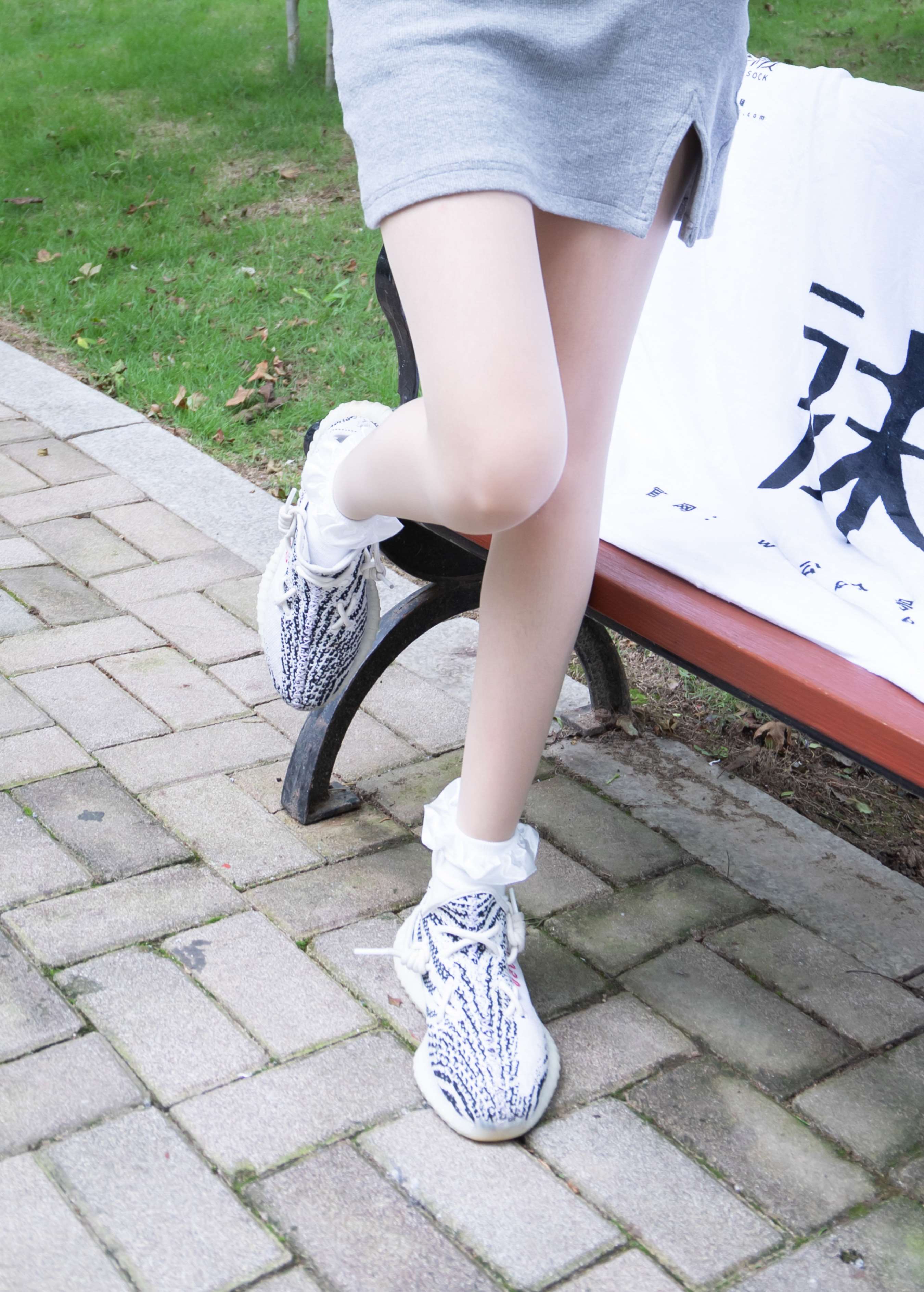 《师妹公园凳子上展脚丫》作品图