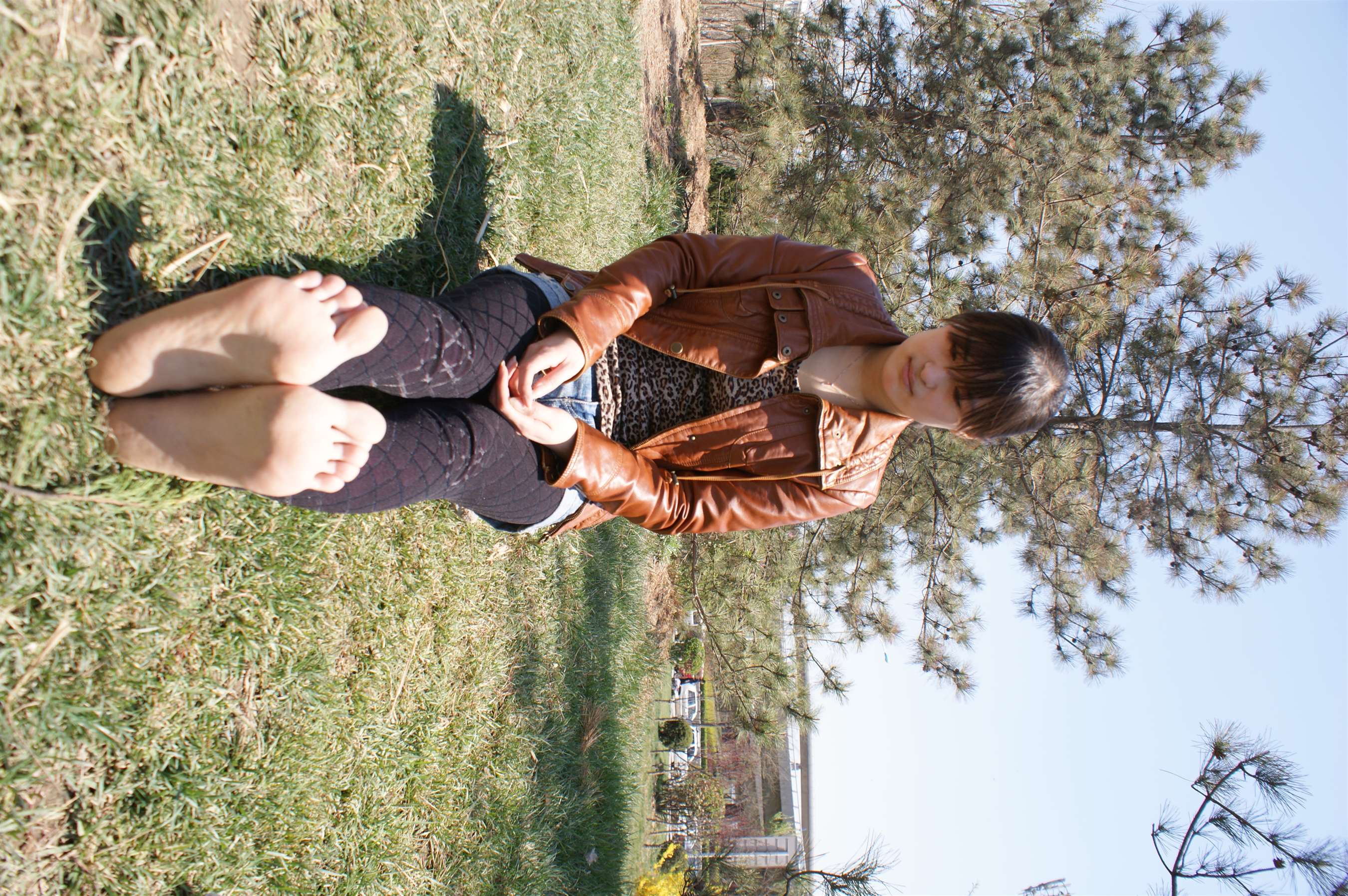 《秋日裸足踏青》作品图