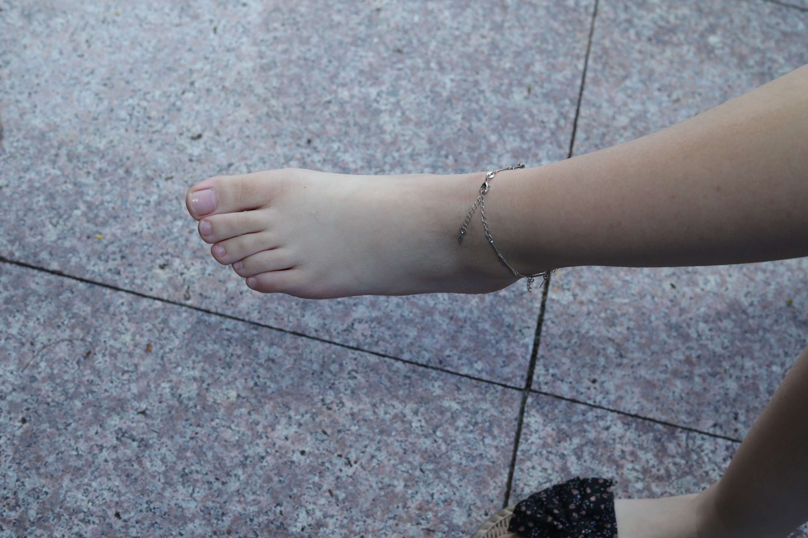 小敏公园展示38码超白嫩脚丫共95张-玉足阁