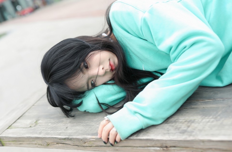 《板鞋の斑点袜》作品图