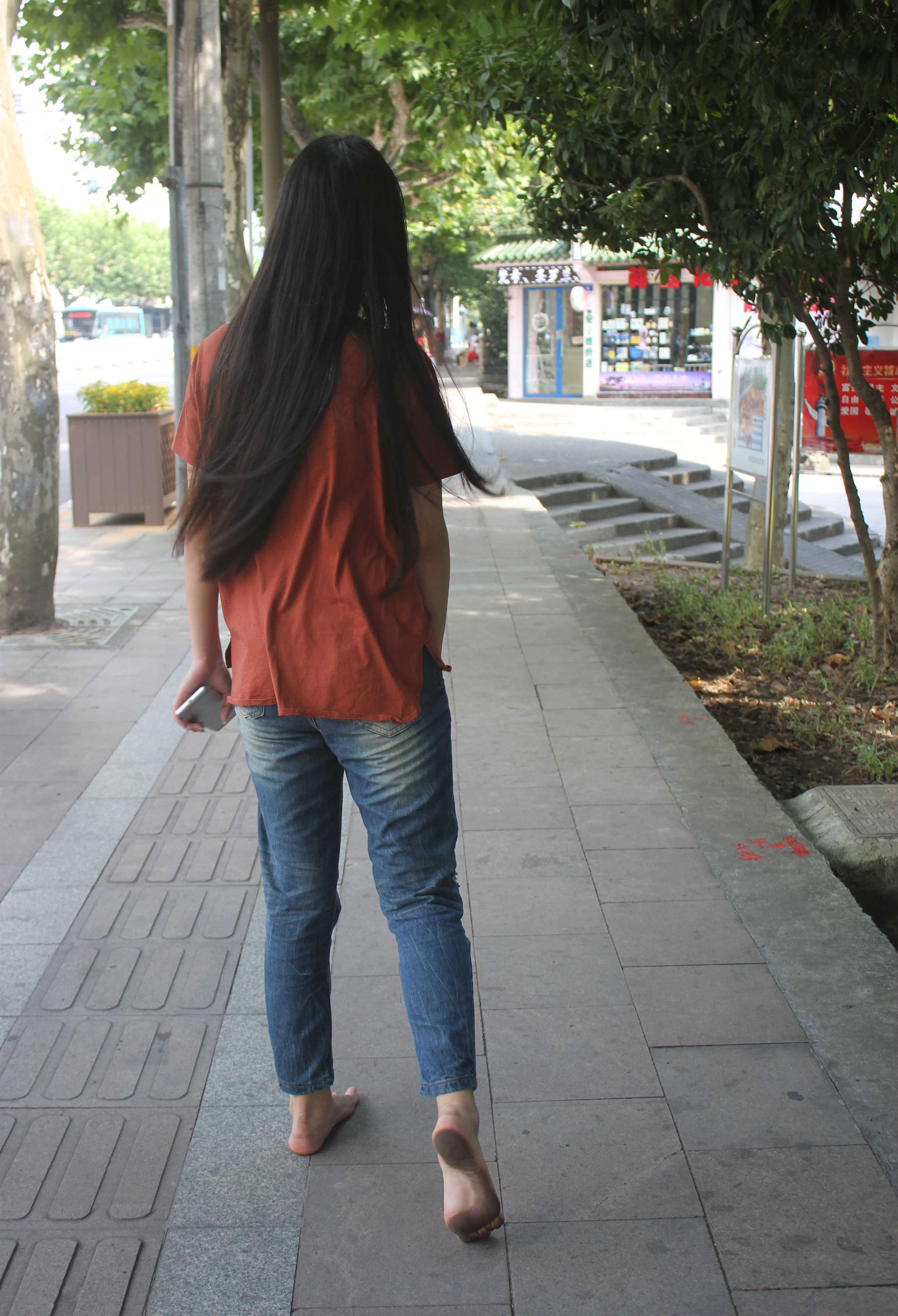 《颖儿赤脚》作品图