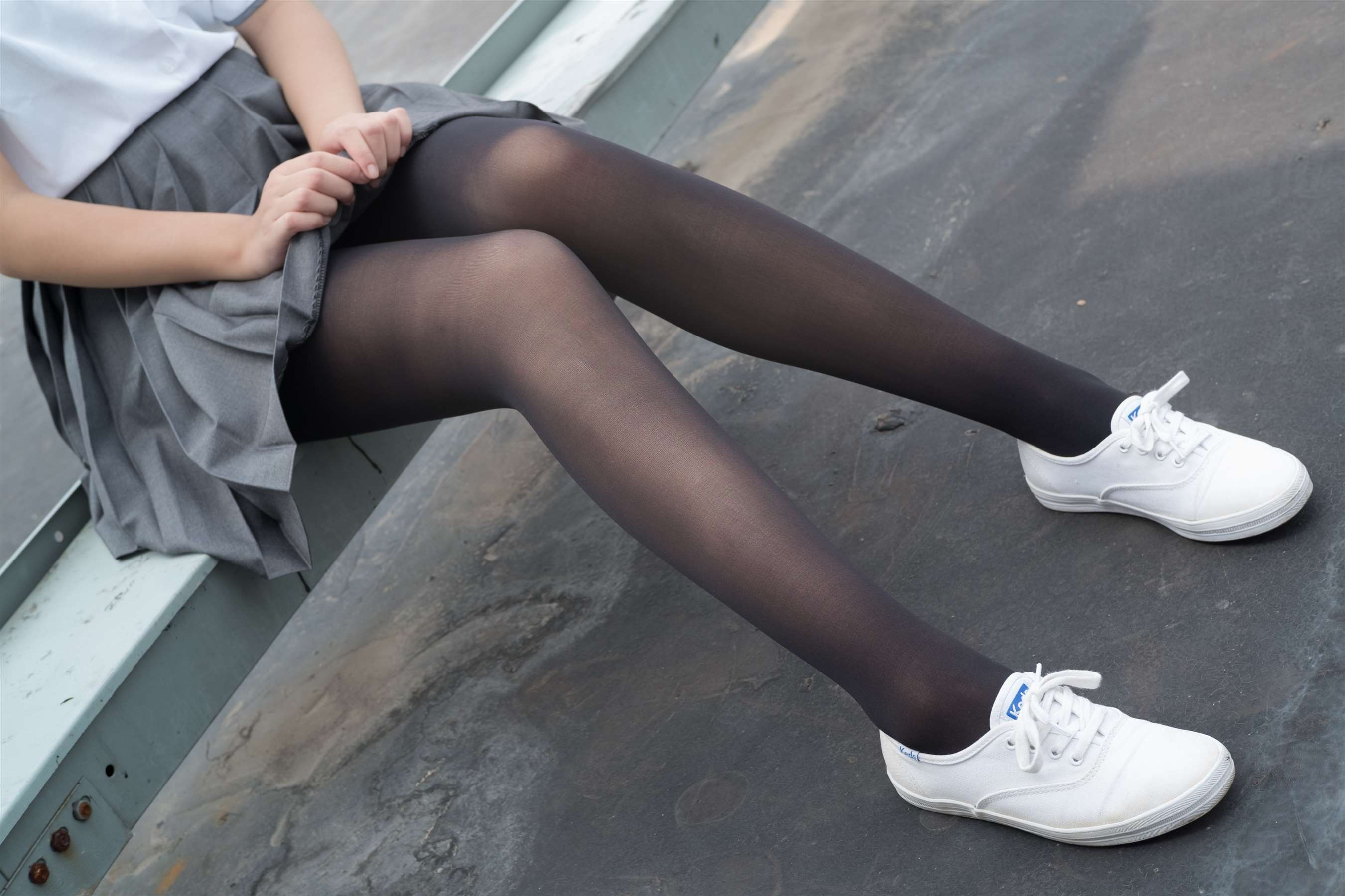 《天台JK制服の黑丝脚丫》作品图