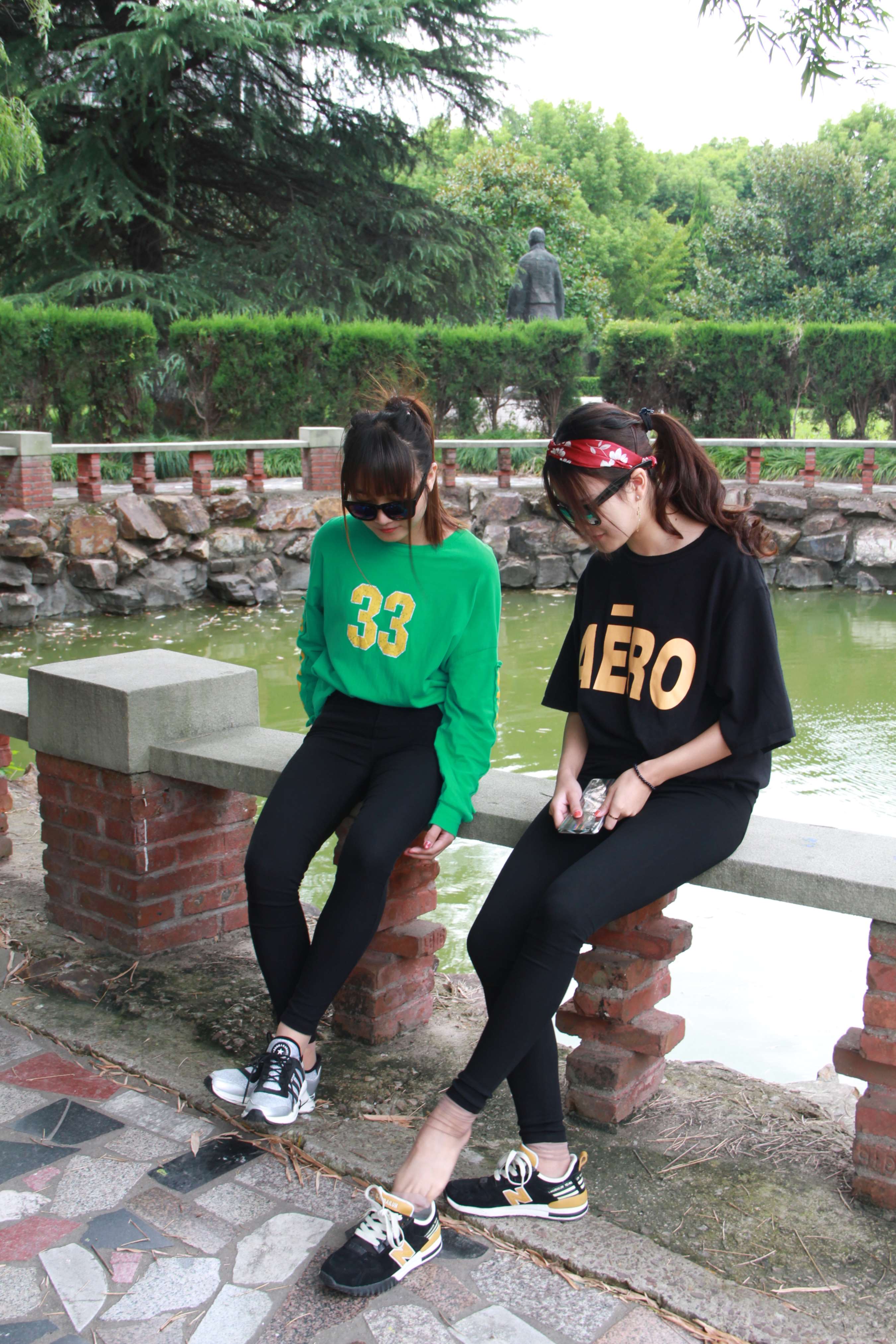 《少女运动鞋短丝互jio》作品图