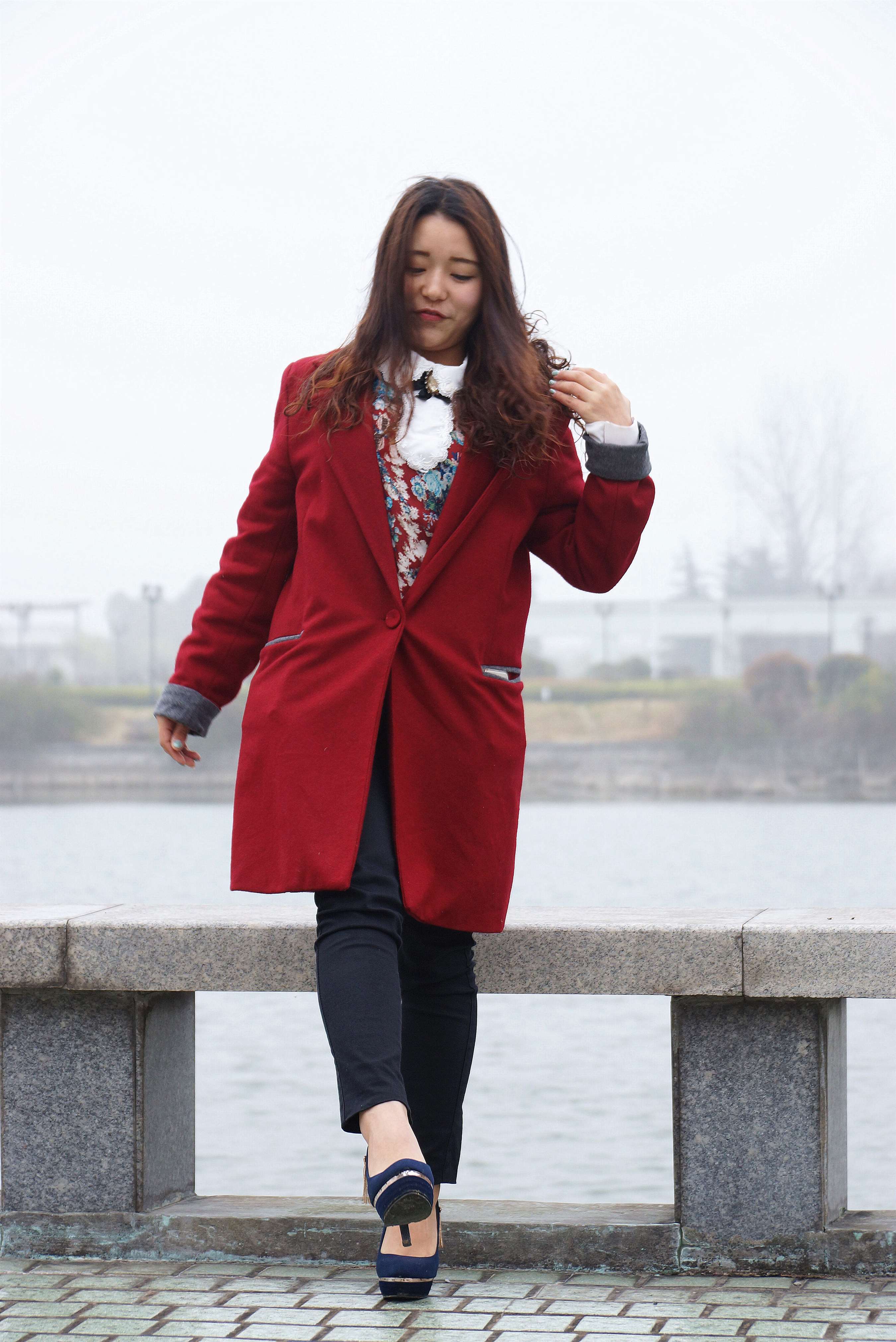 《红衣高跟裸足》作品图