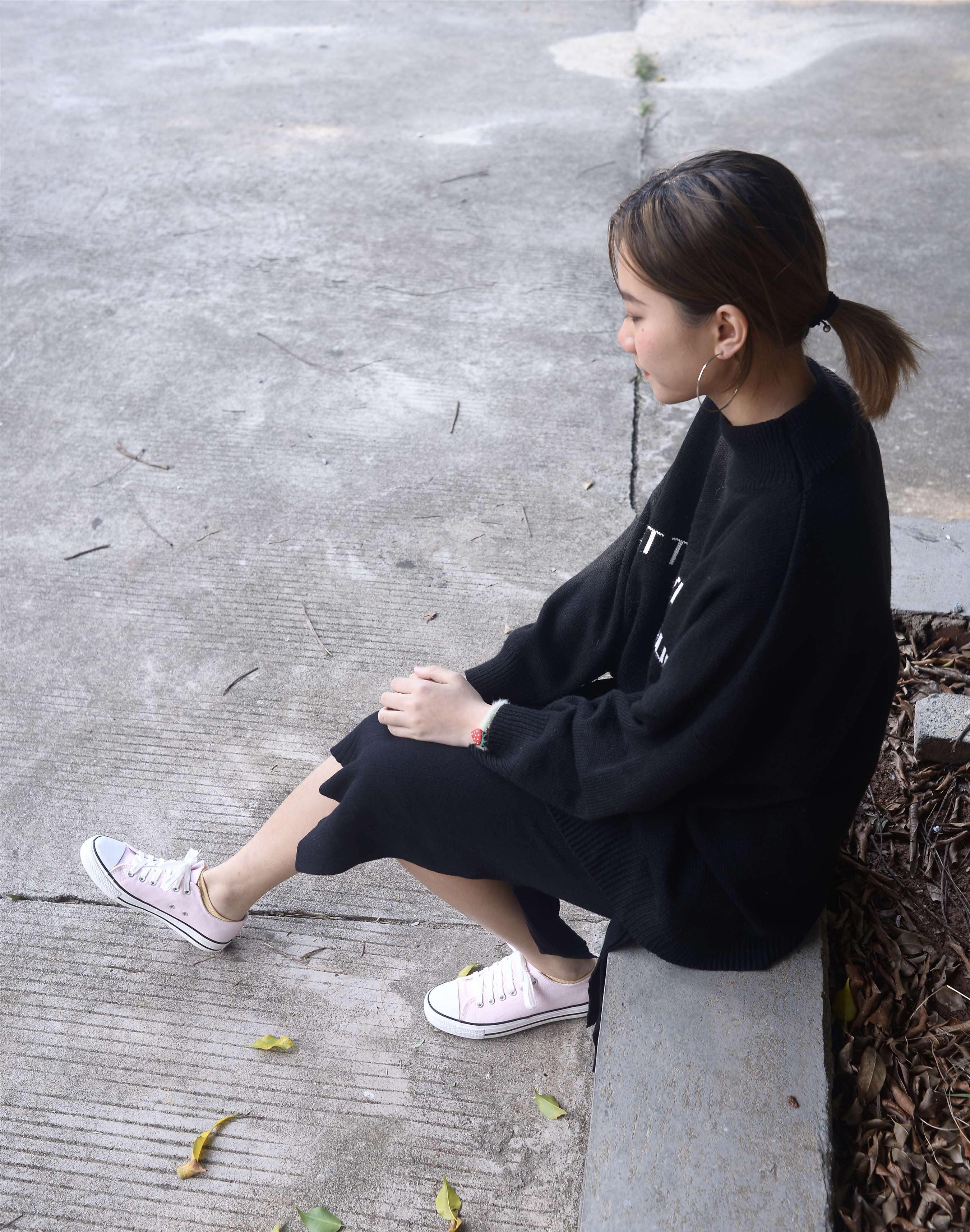 《树荫下的帆布鞋の棉袜脚+视频1个》作品图