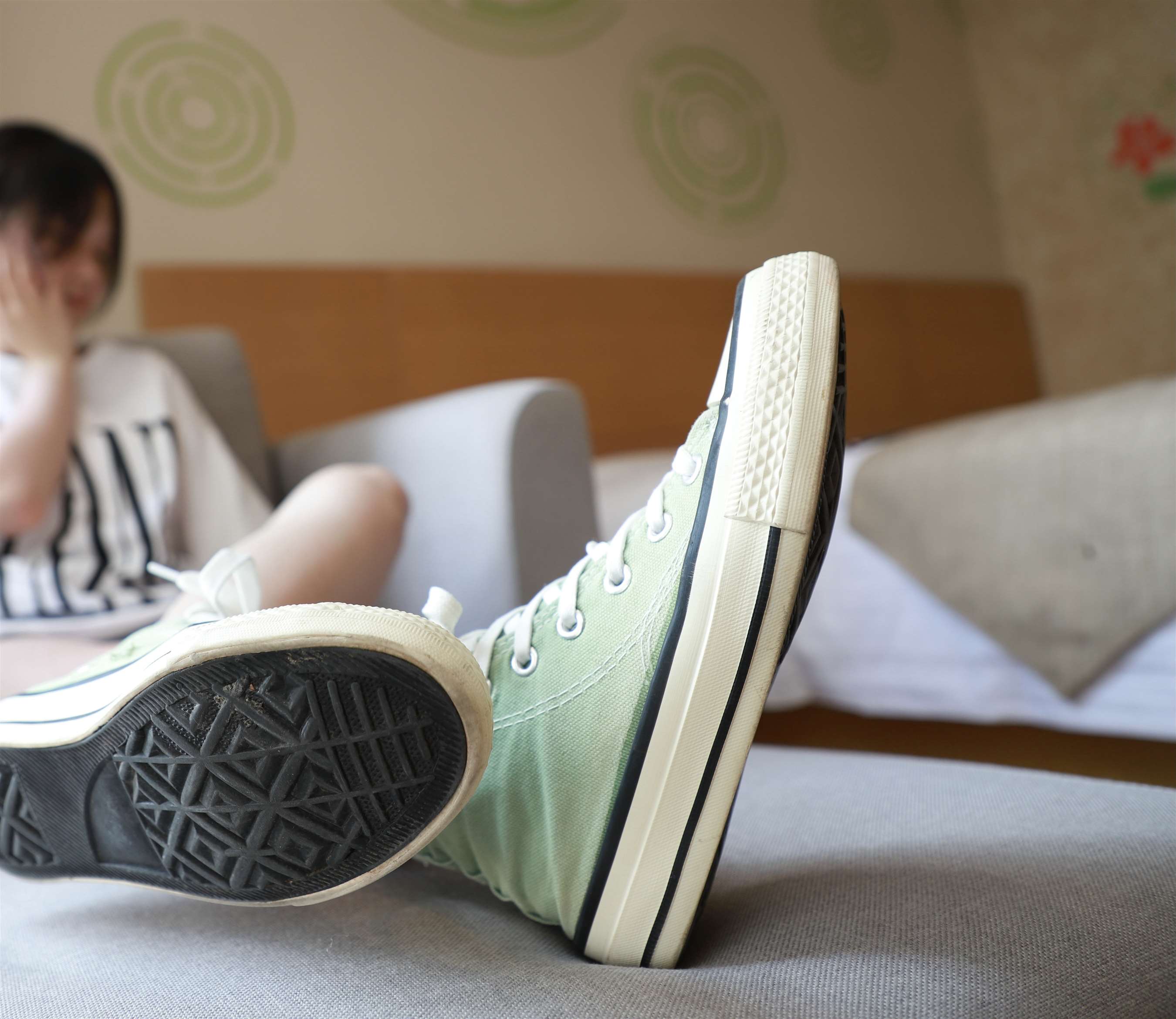 《帆布鞋の船袜脚》作品图