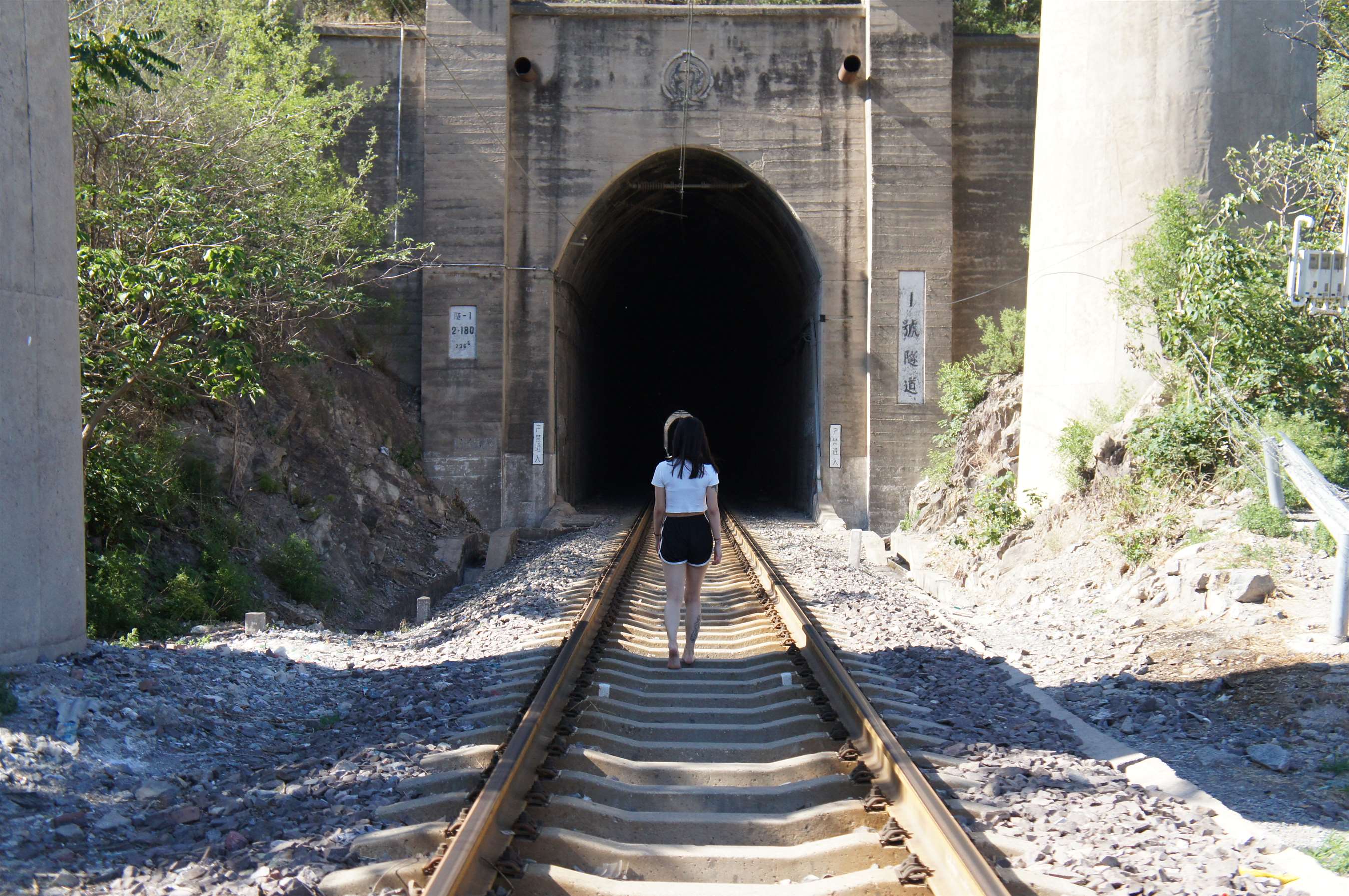 《裸足踩火车轨道》作品图