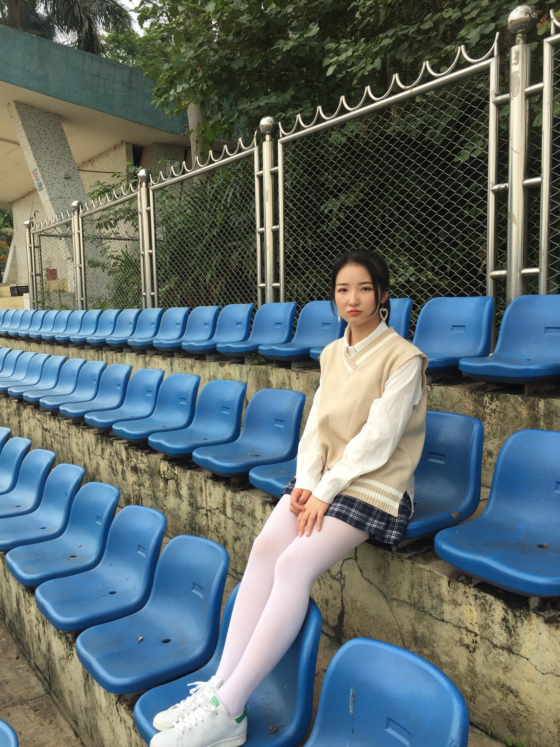 《学妹操场长白丝袜脚丫》作品图