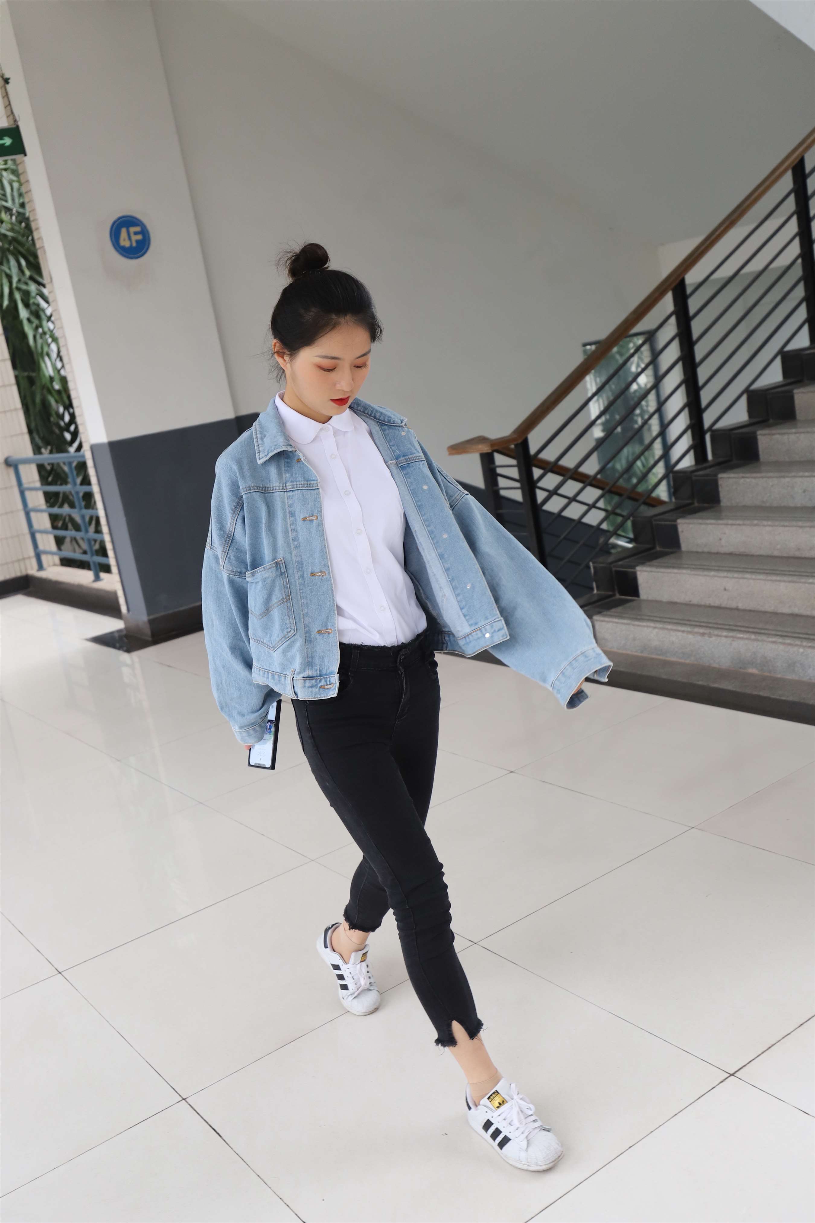 《牛仔衫の板鞋丝足【视频1个网盘下载】》作品图