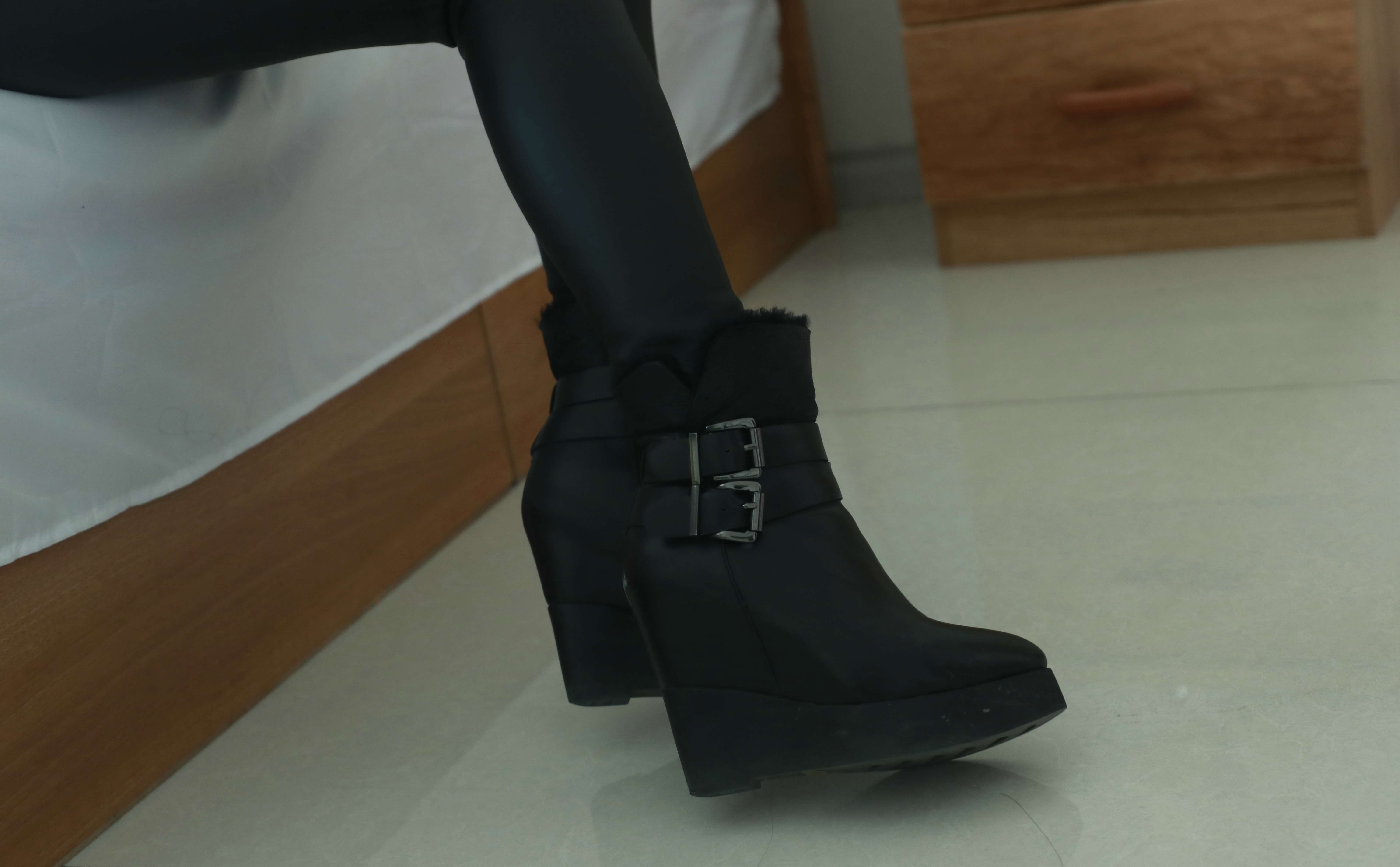 《皮裤の棉袜脚》作品图