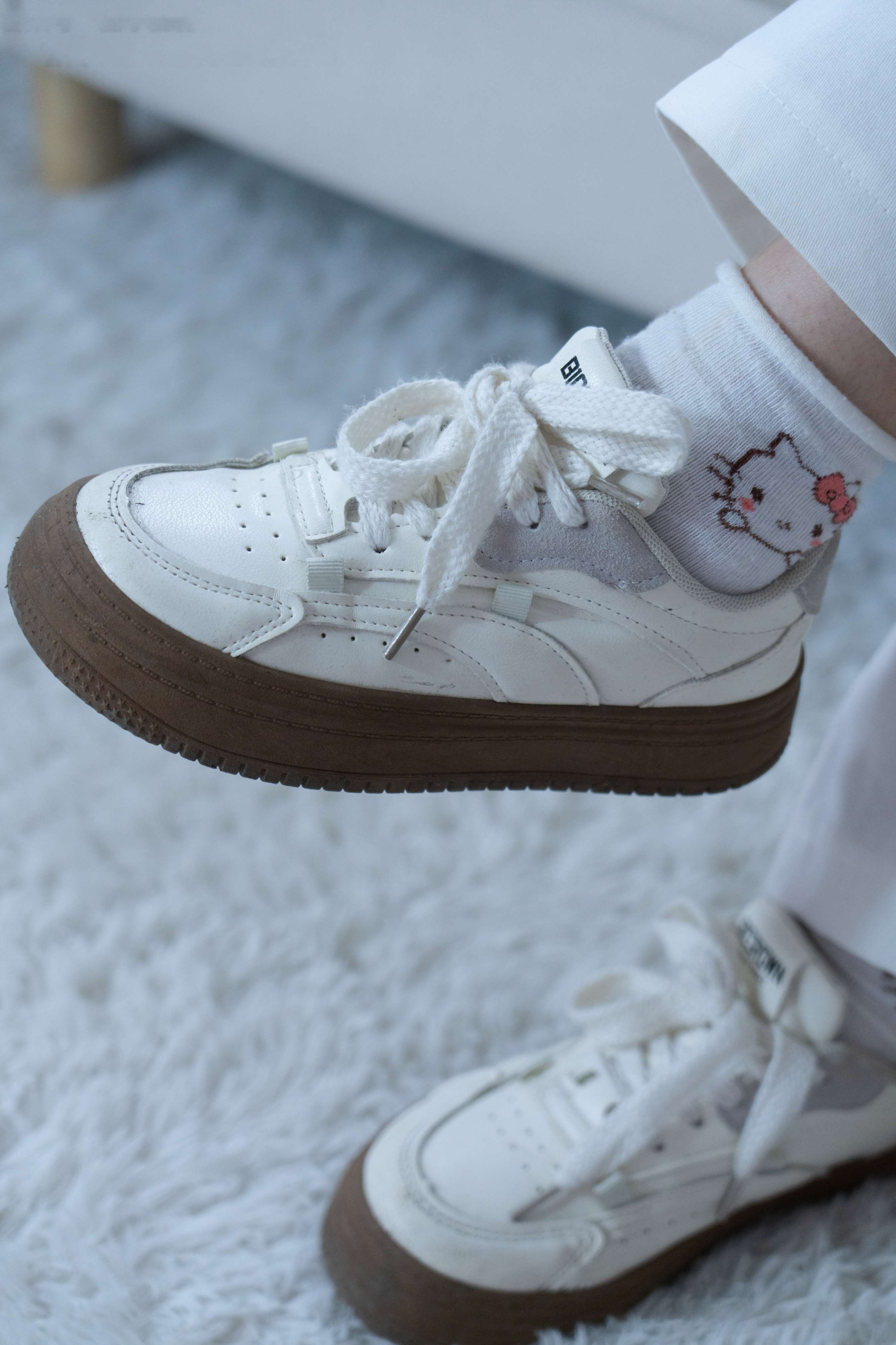 《梨子-板鞋、脏白棉袜、裸足》作品图