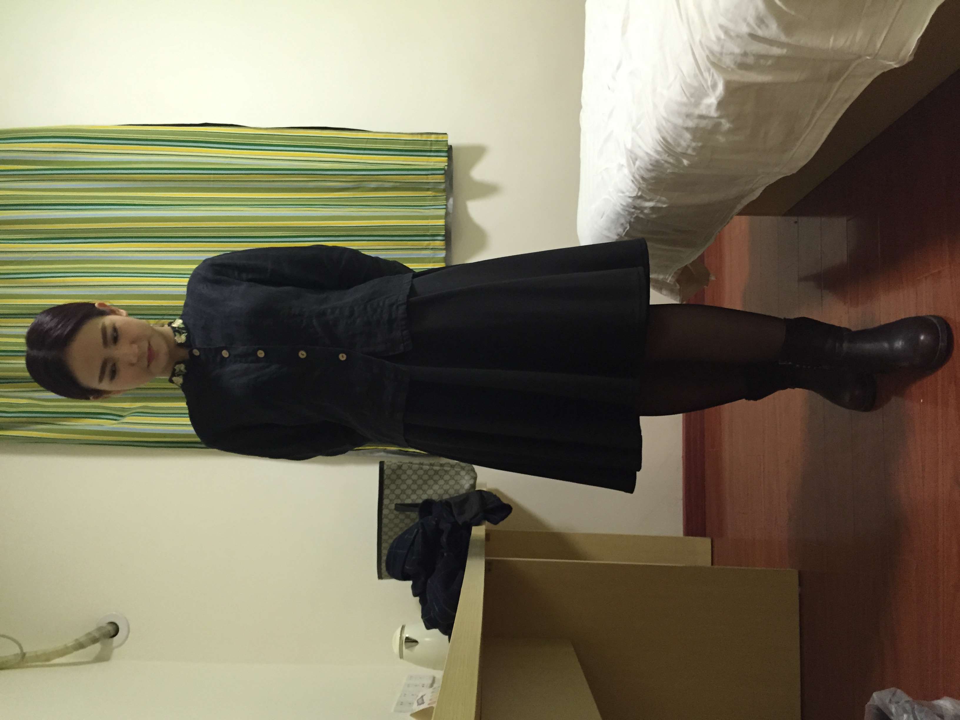 《黑色连衣裙の黑丝脚丫》作品图