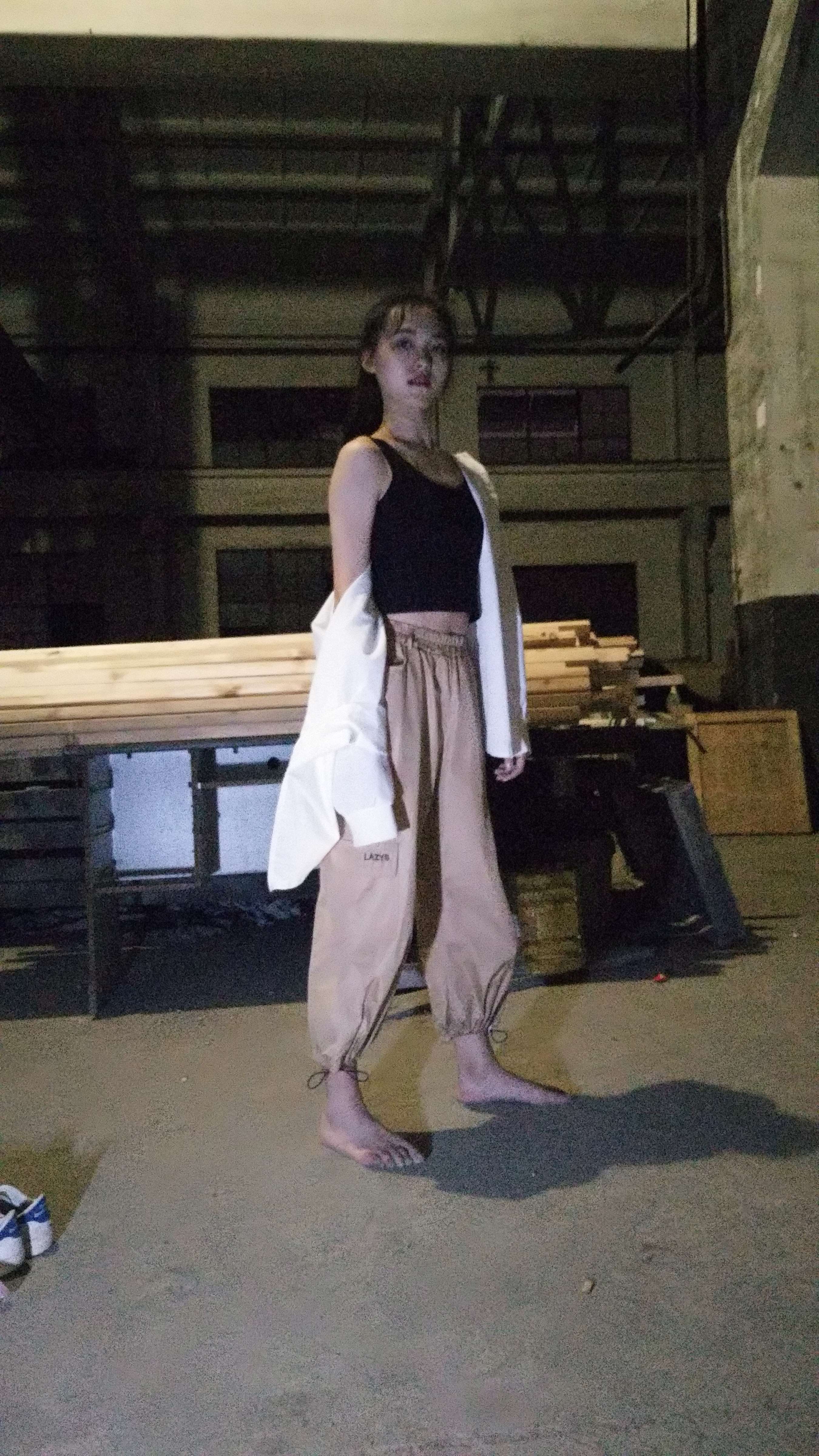 《子瑒-废弃工厂广场赤脚》作品图