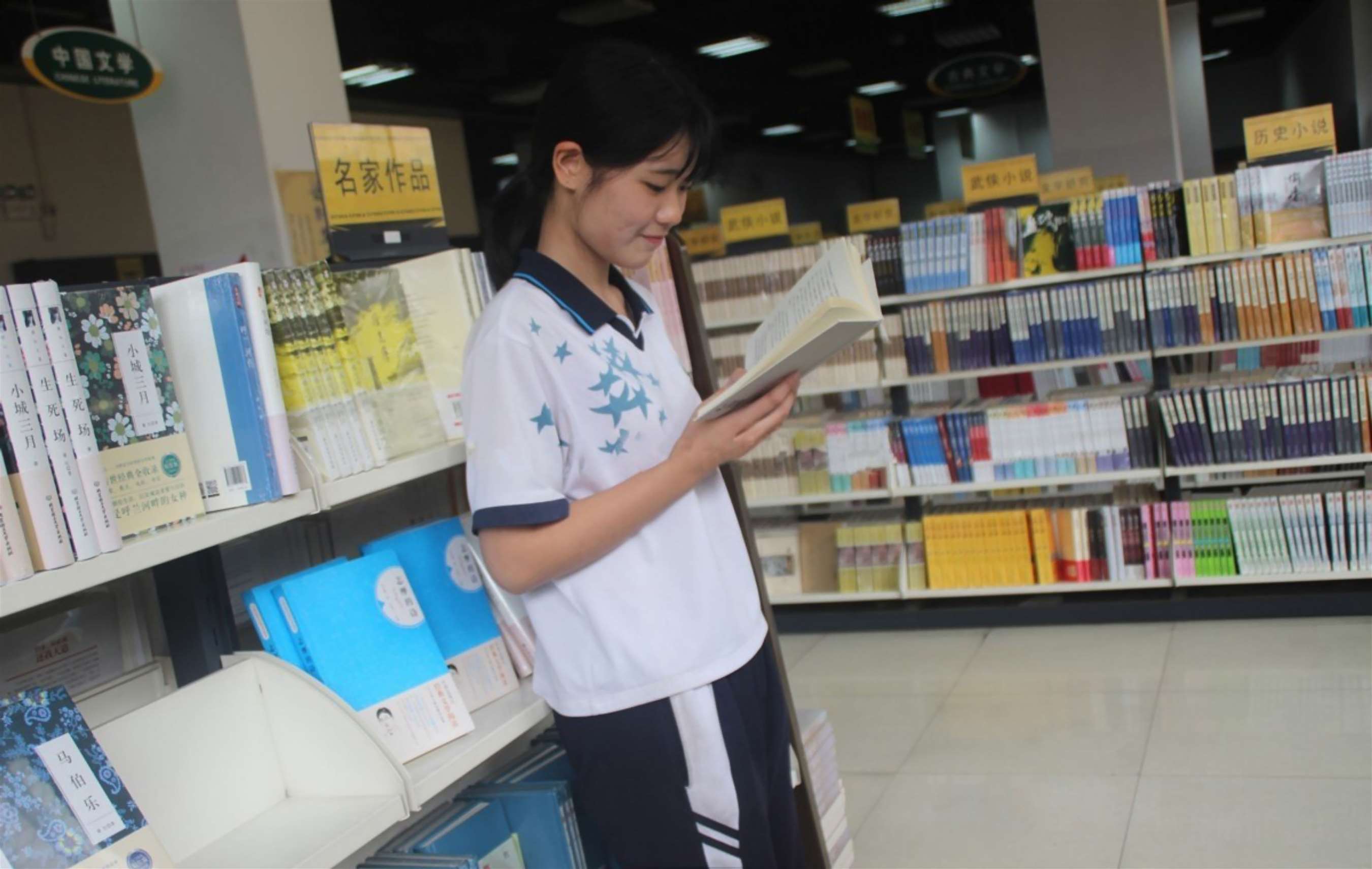 《草地上的青春》作品图