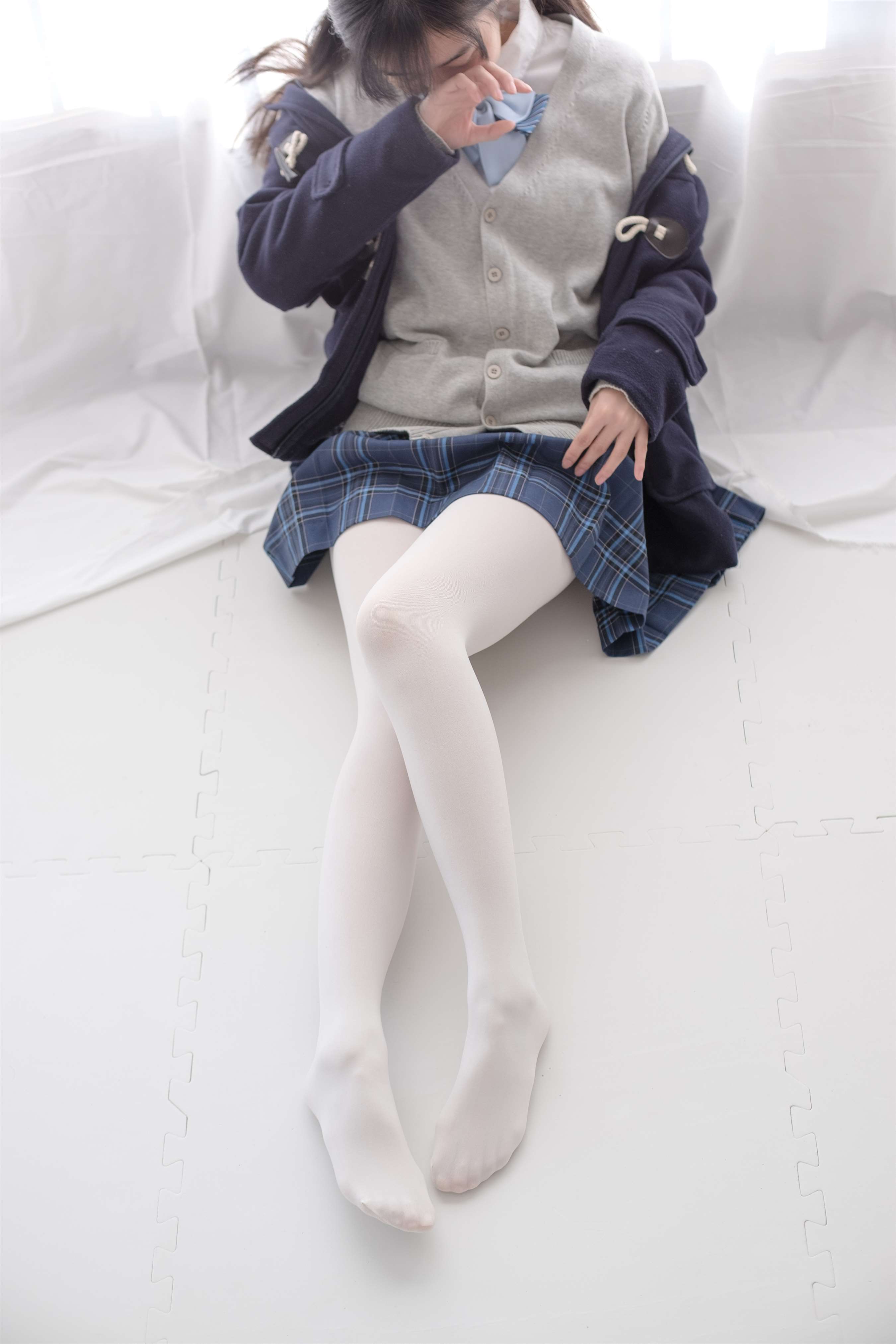 《衬衣皮鞋の白丝脚丫》作品图