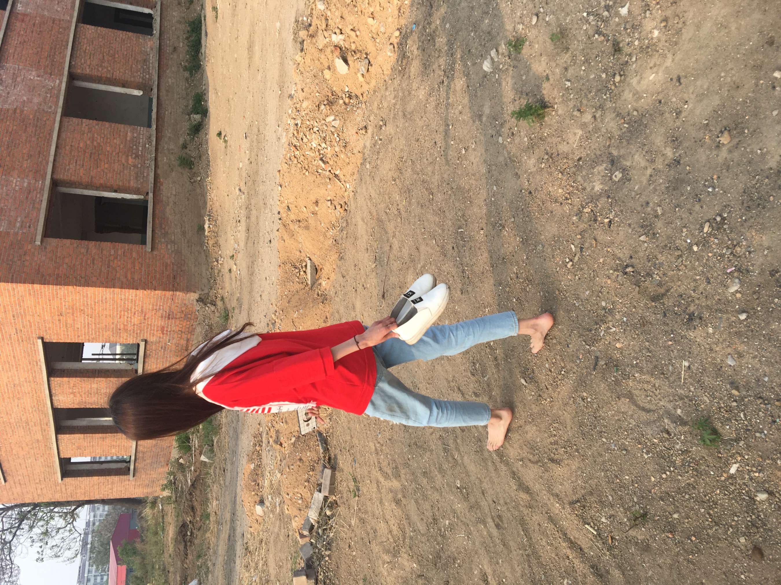 《师妹踩脏脚丫抬起来给你看哦》作品图