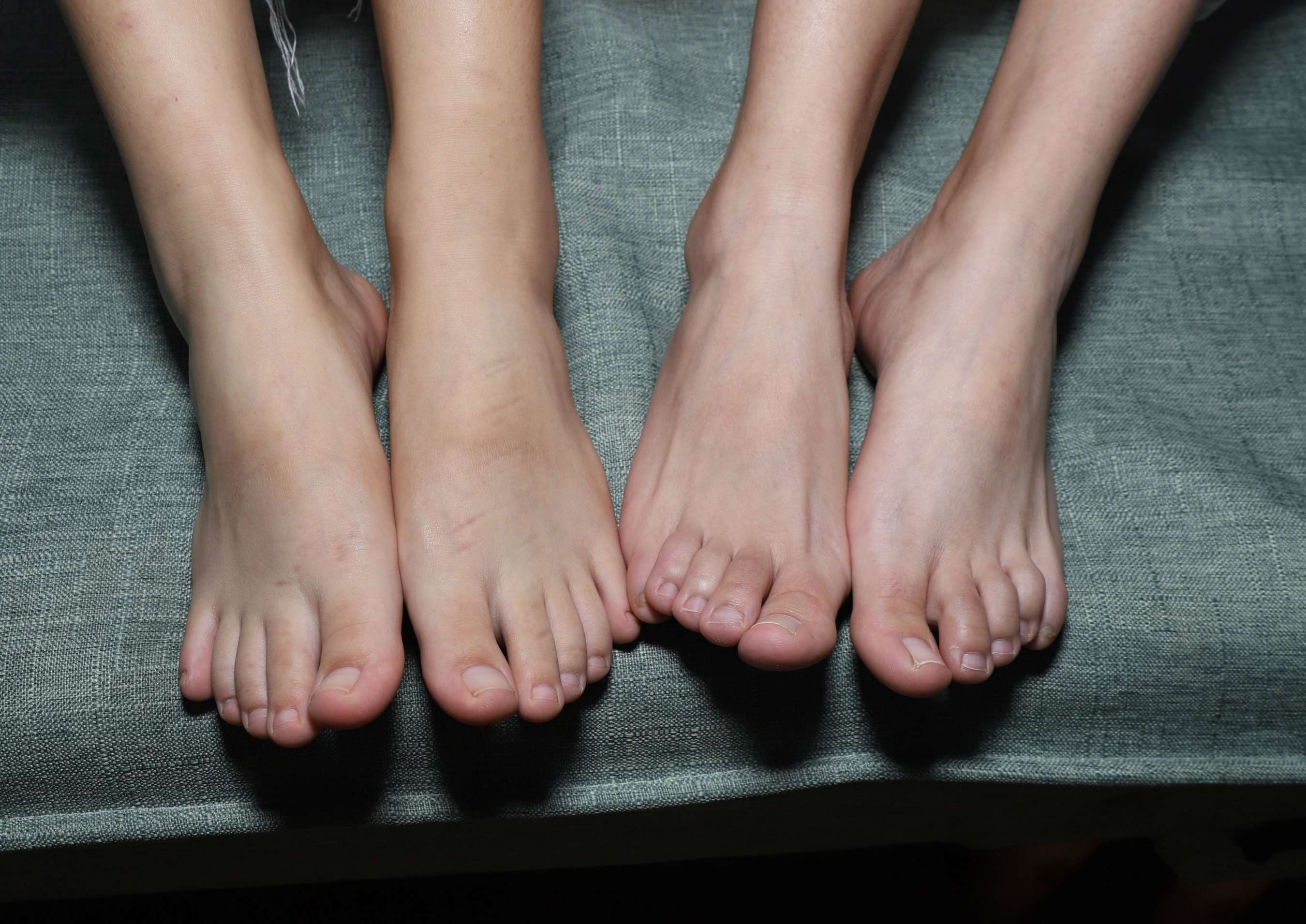 《大学生秀秀与晓雯展示嫩小脚丫》作品图