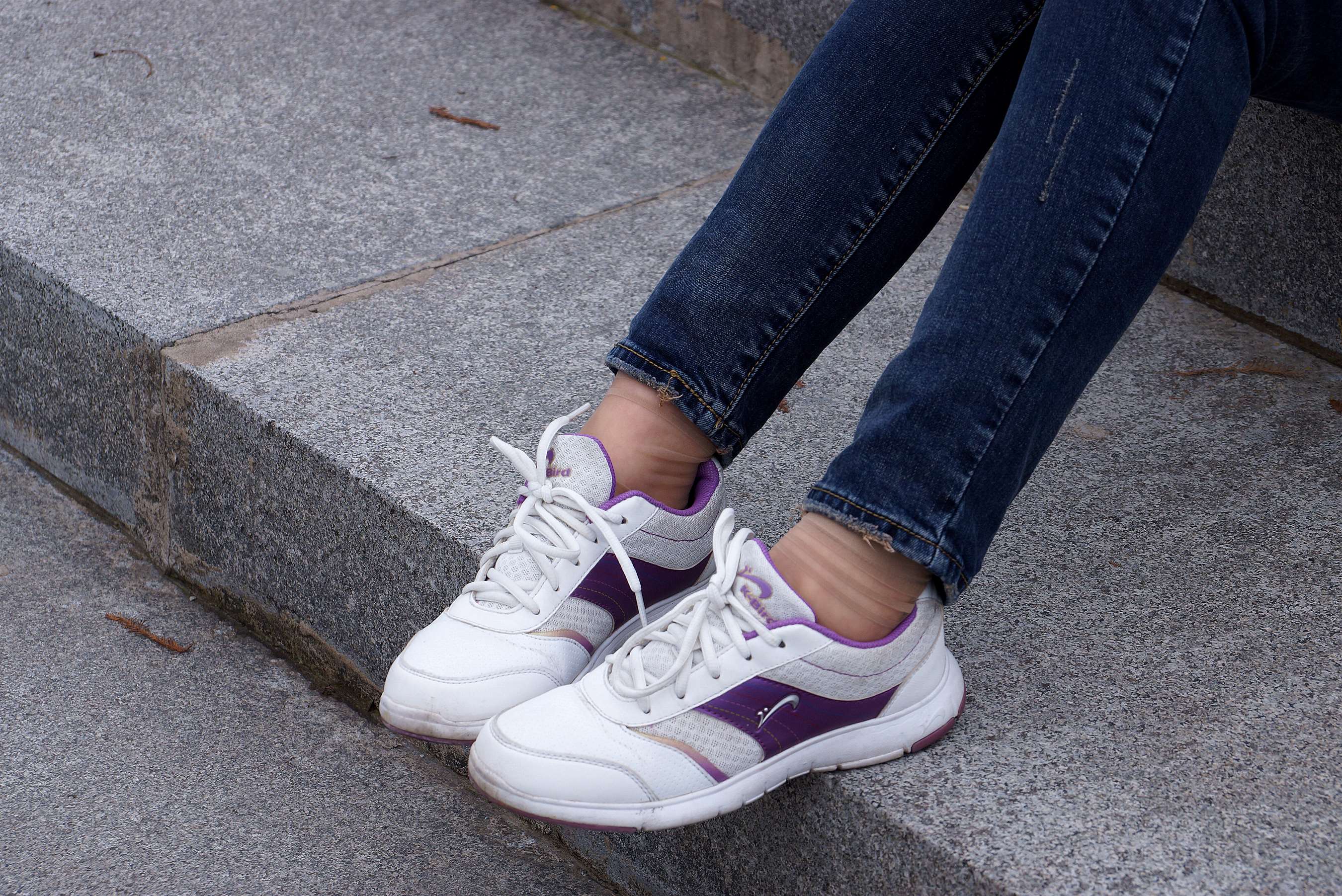 《牛仔运动鞋の丝足》作品图